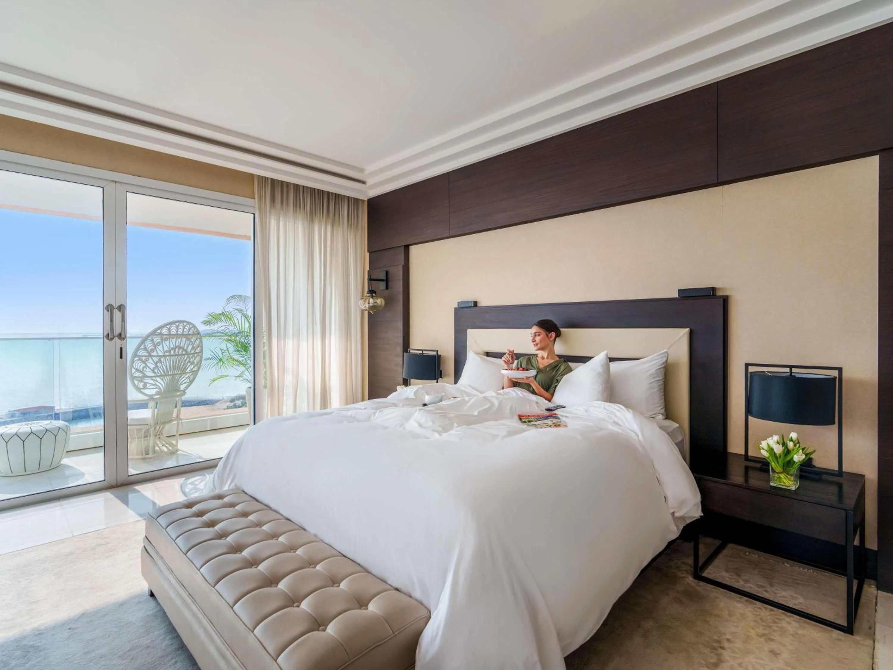 Bedroom, Bed in Fairmont Fujairah Beach Resort