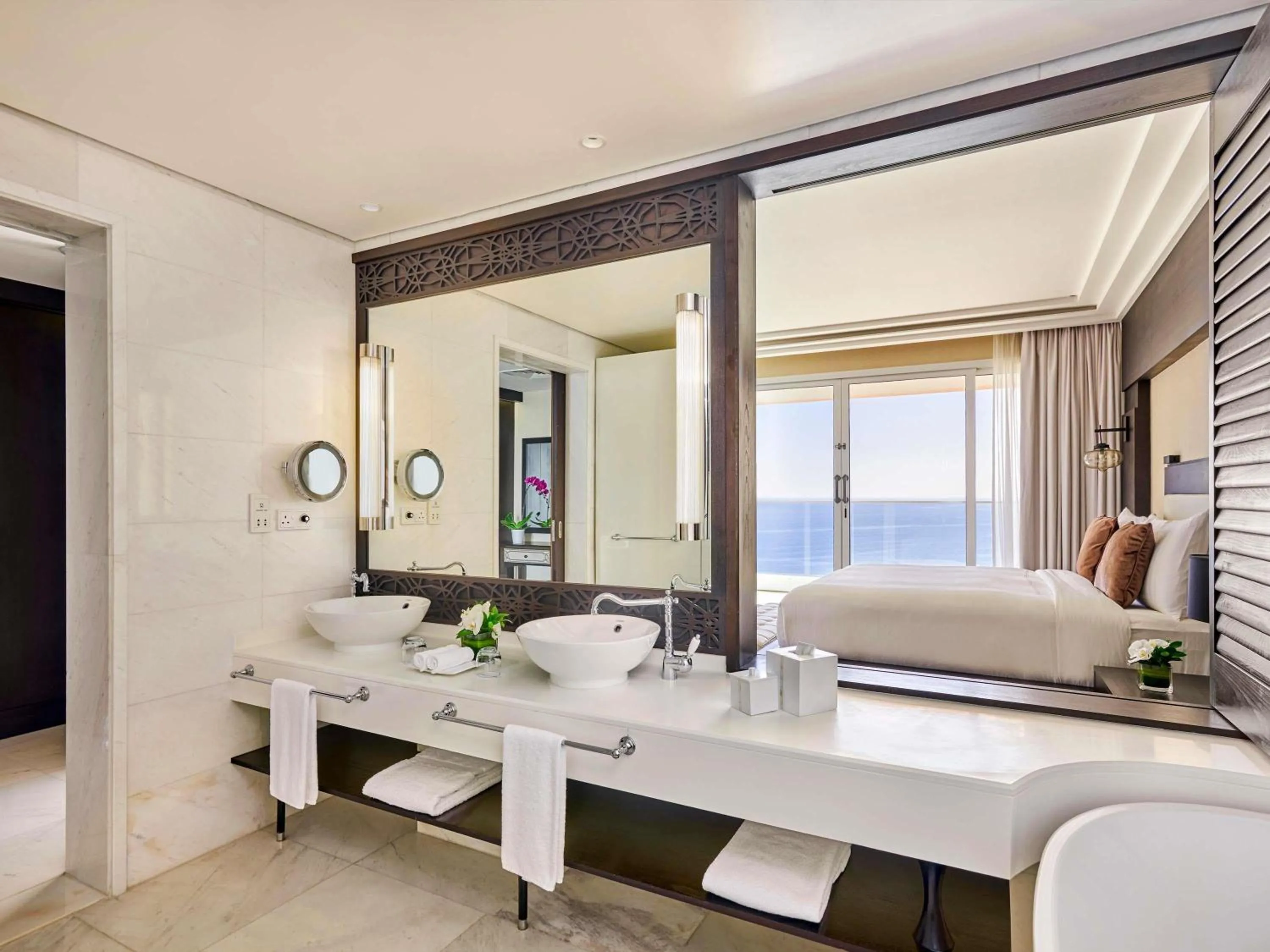 Bedroom, Bed in Fairmont Fujairah Beach Resort
