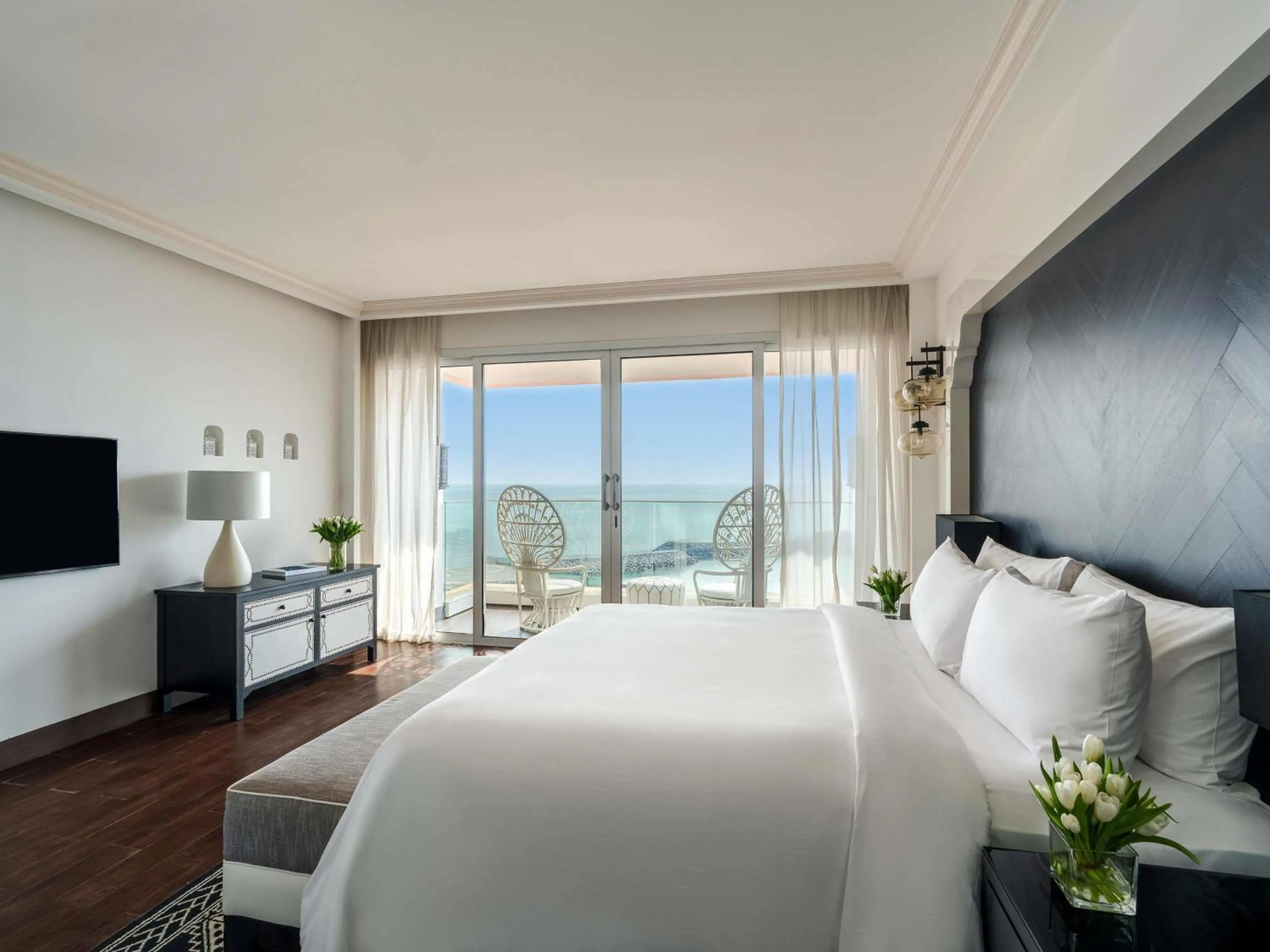 Bedroom, Bed in Fairmont Fujairah Beach Resort