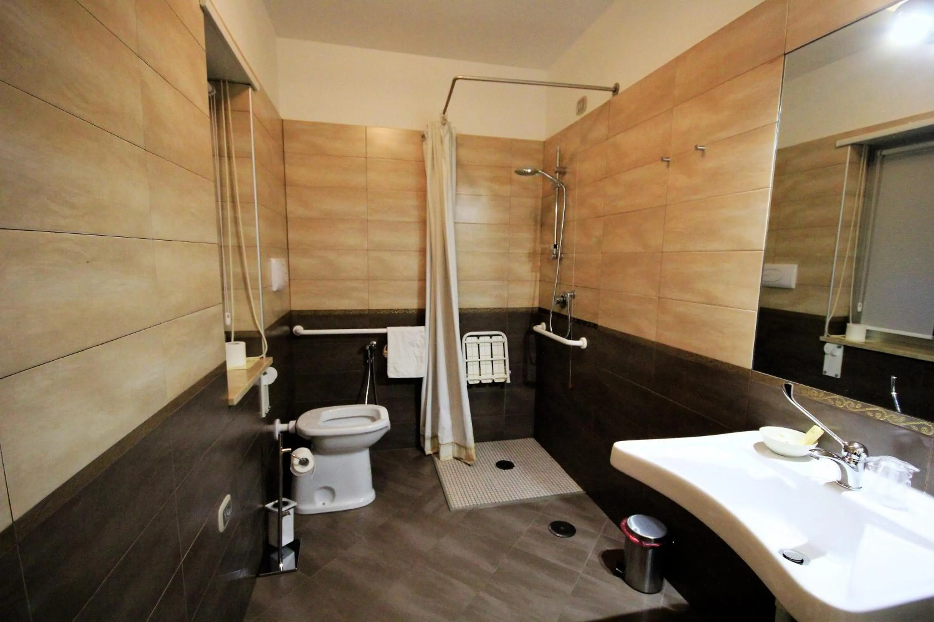 Bathroom in I Rocchi Hotel