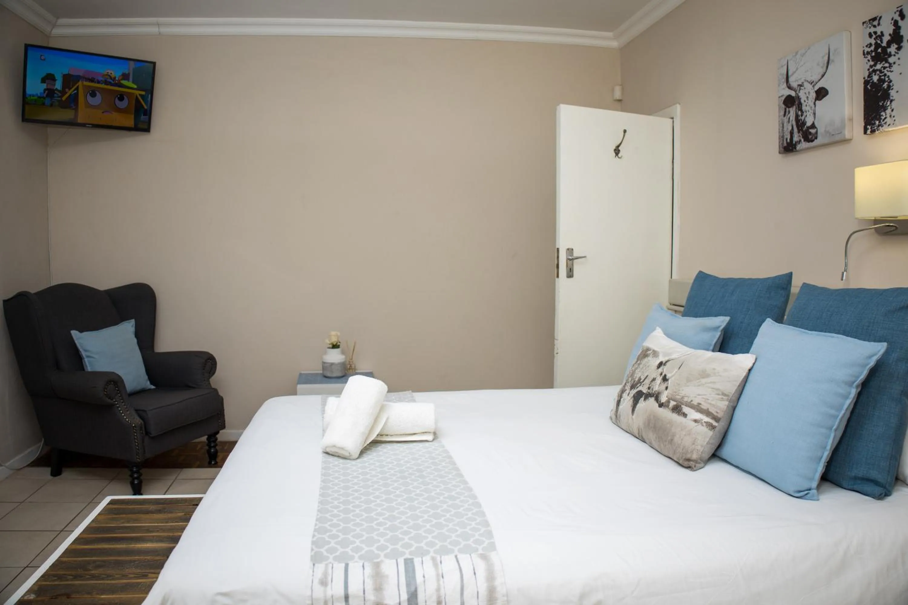 Photo of the whole room, Bed in The Birdhouse Bed & Breakfast #NO Loadshedding #Solar Energy