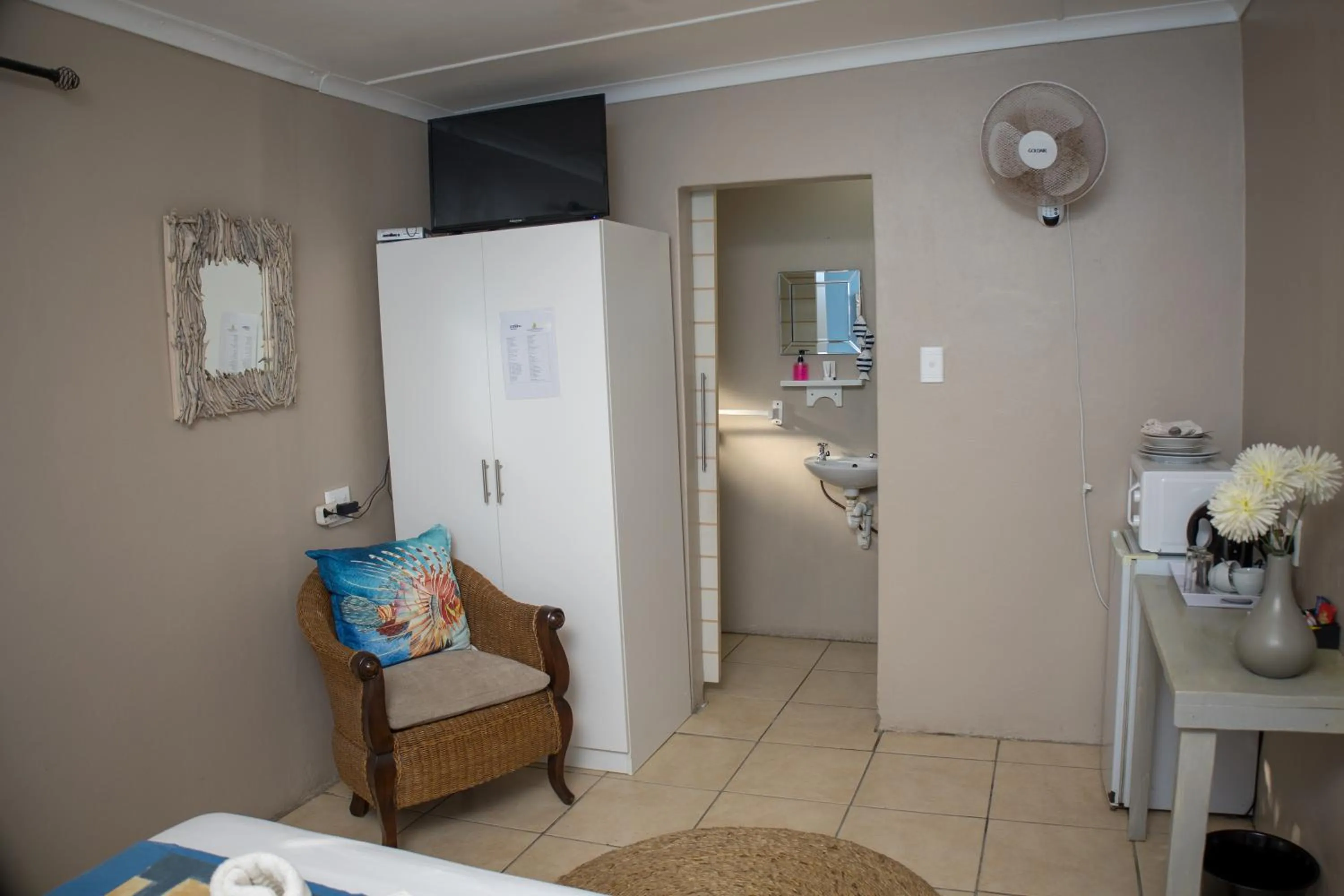 TV and multimedia in The Birdhouse Bed & Breakfast #NO Loadshedding #Solar Energy