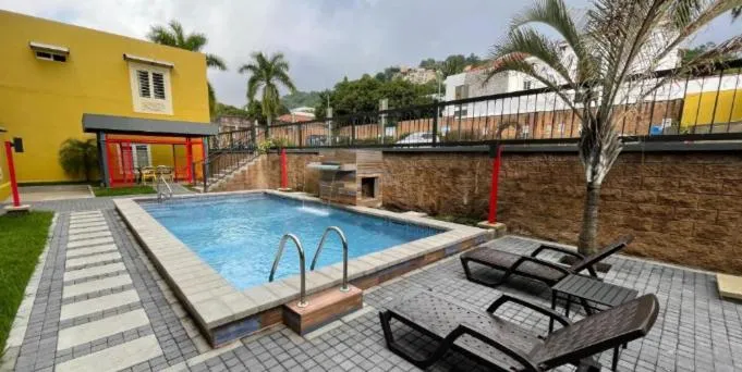 Swimming pool in Beverly Hills: Hotel and Business