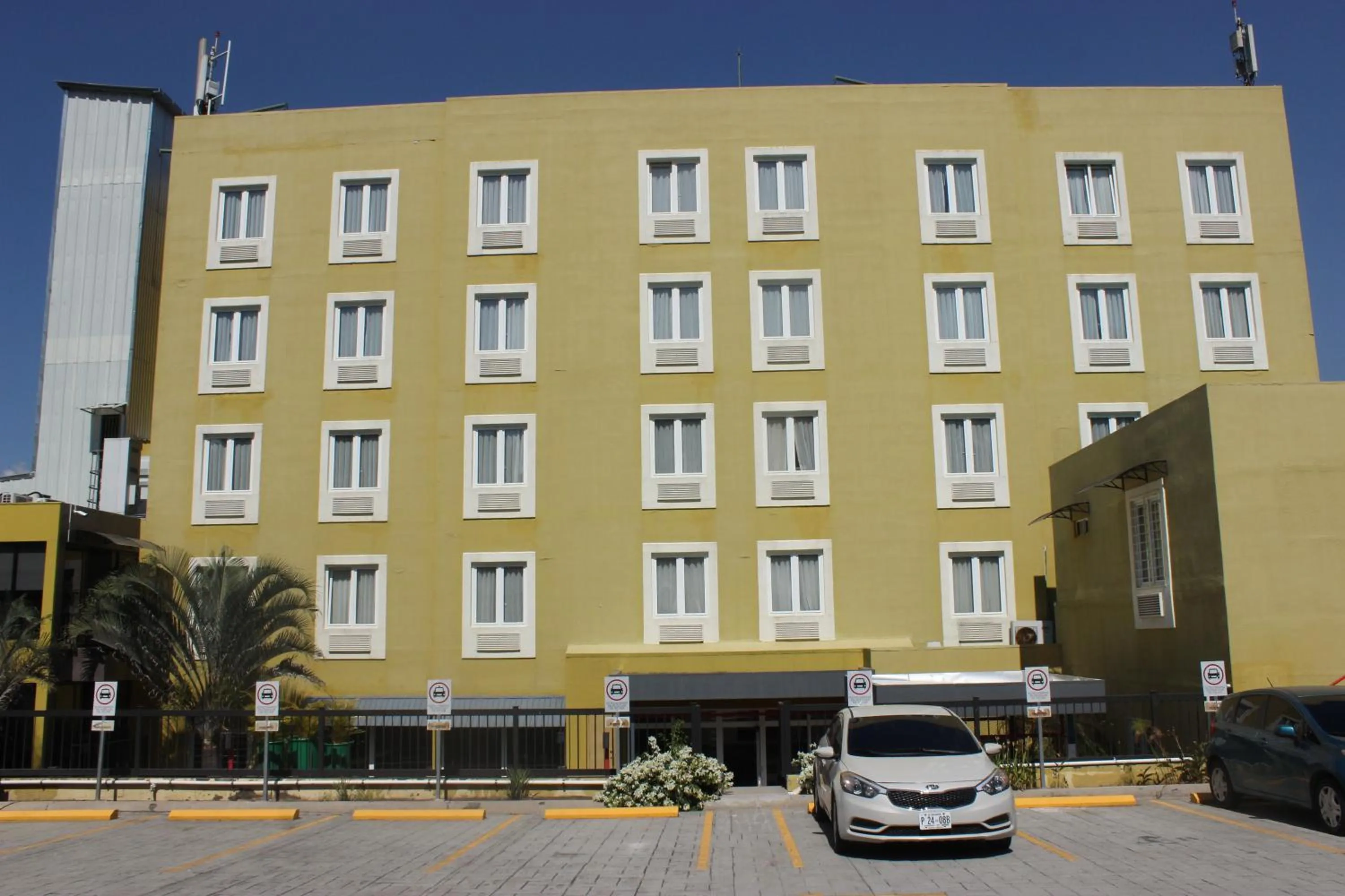 Property building in Beverly Hills: Hotel and Business