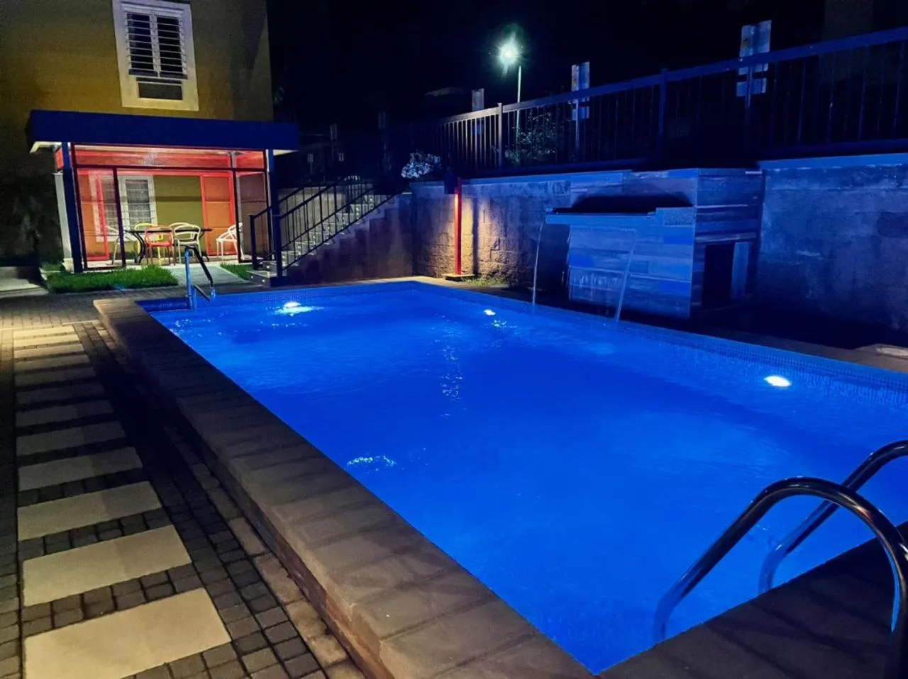 Swimming pool in Beverly Hills: Hotel and Business