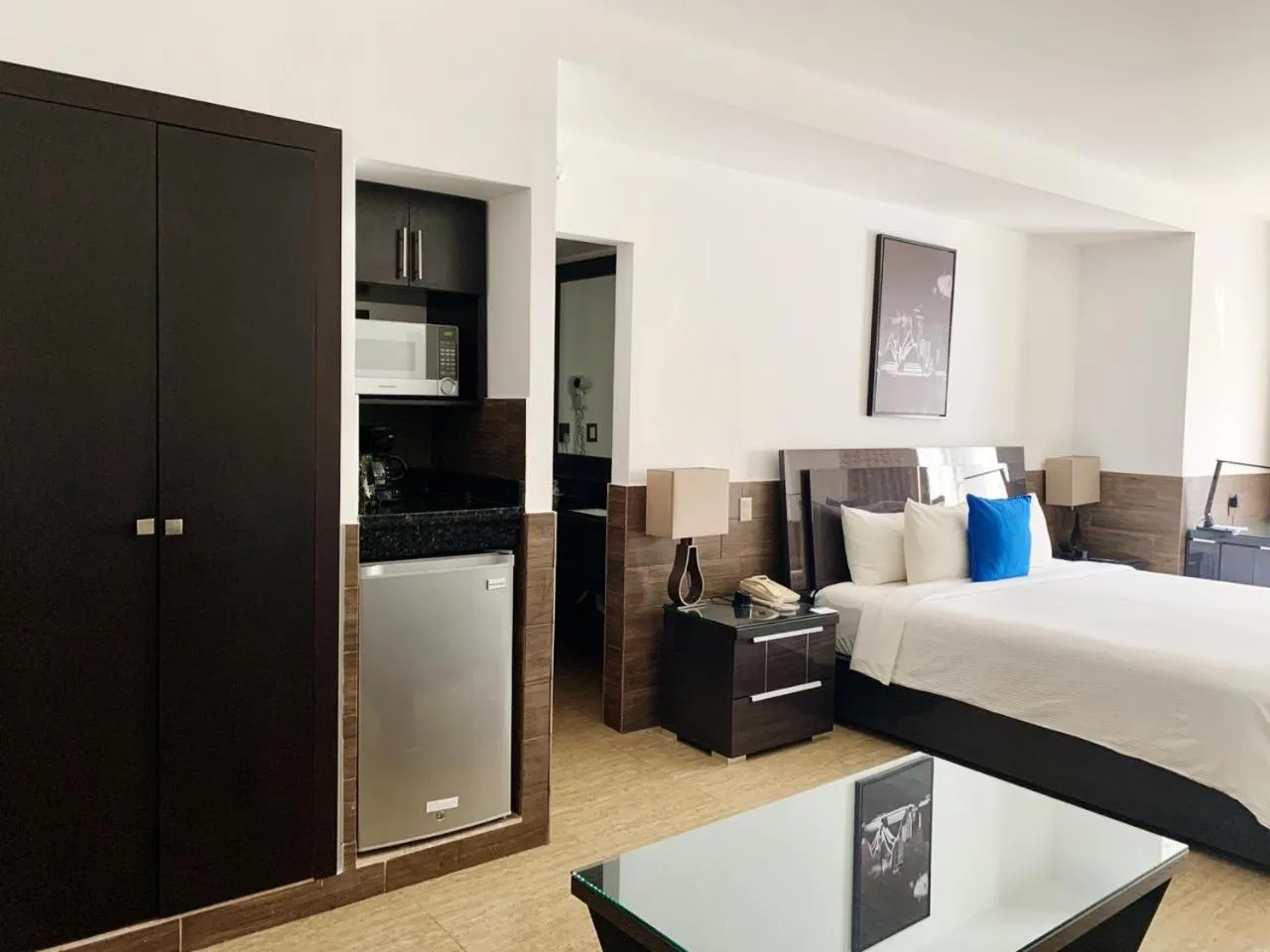 Bedroom, Bed in Beverly Hills: Hotel and Business