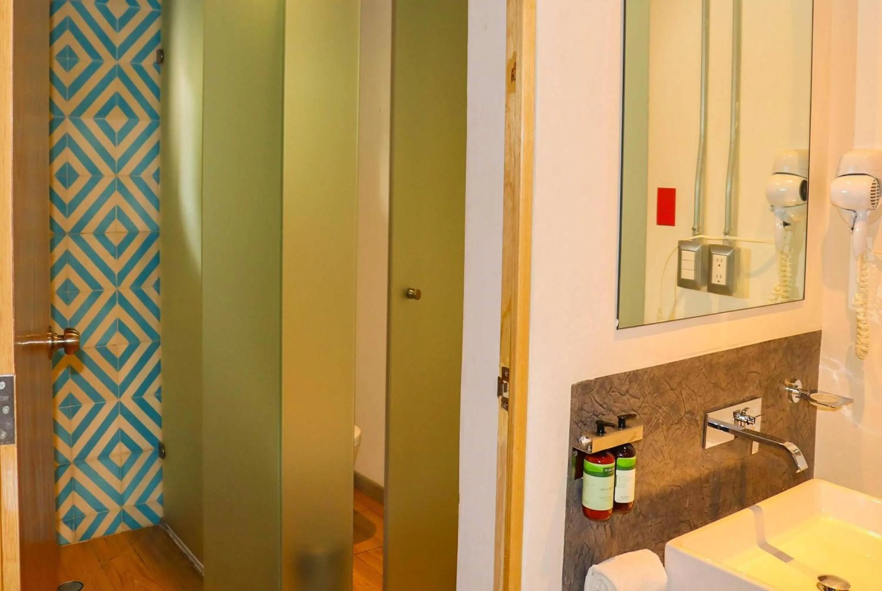 Bathroom in Hotel Estancias VIVE MX wtc CDMX, Trademark by Wyndham