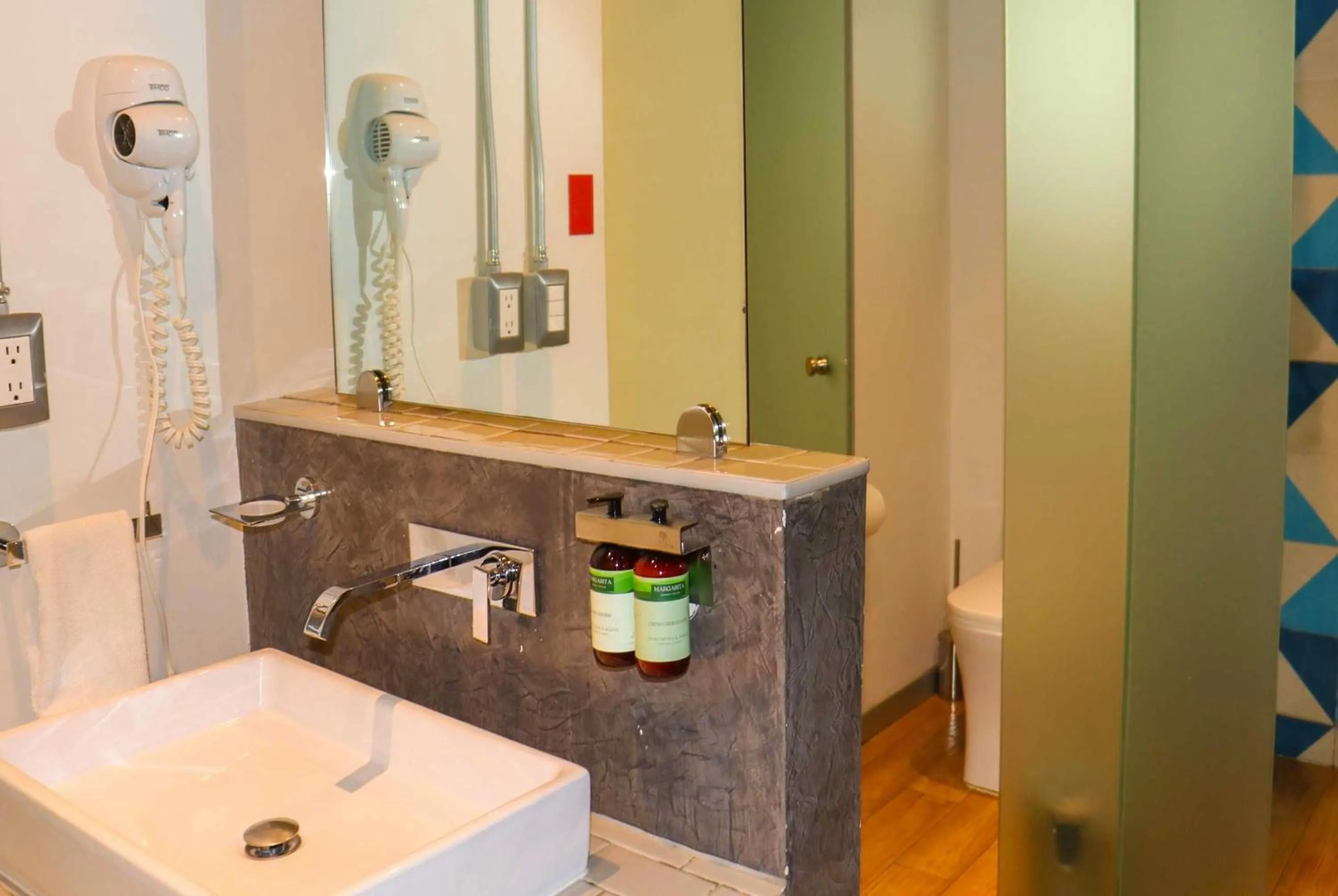 Bathroom in Hotel Estancias VIVE MX wtc CDMX, Trademark by Wyndham