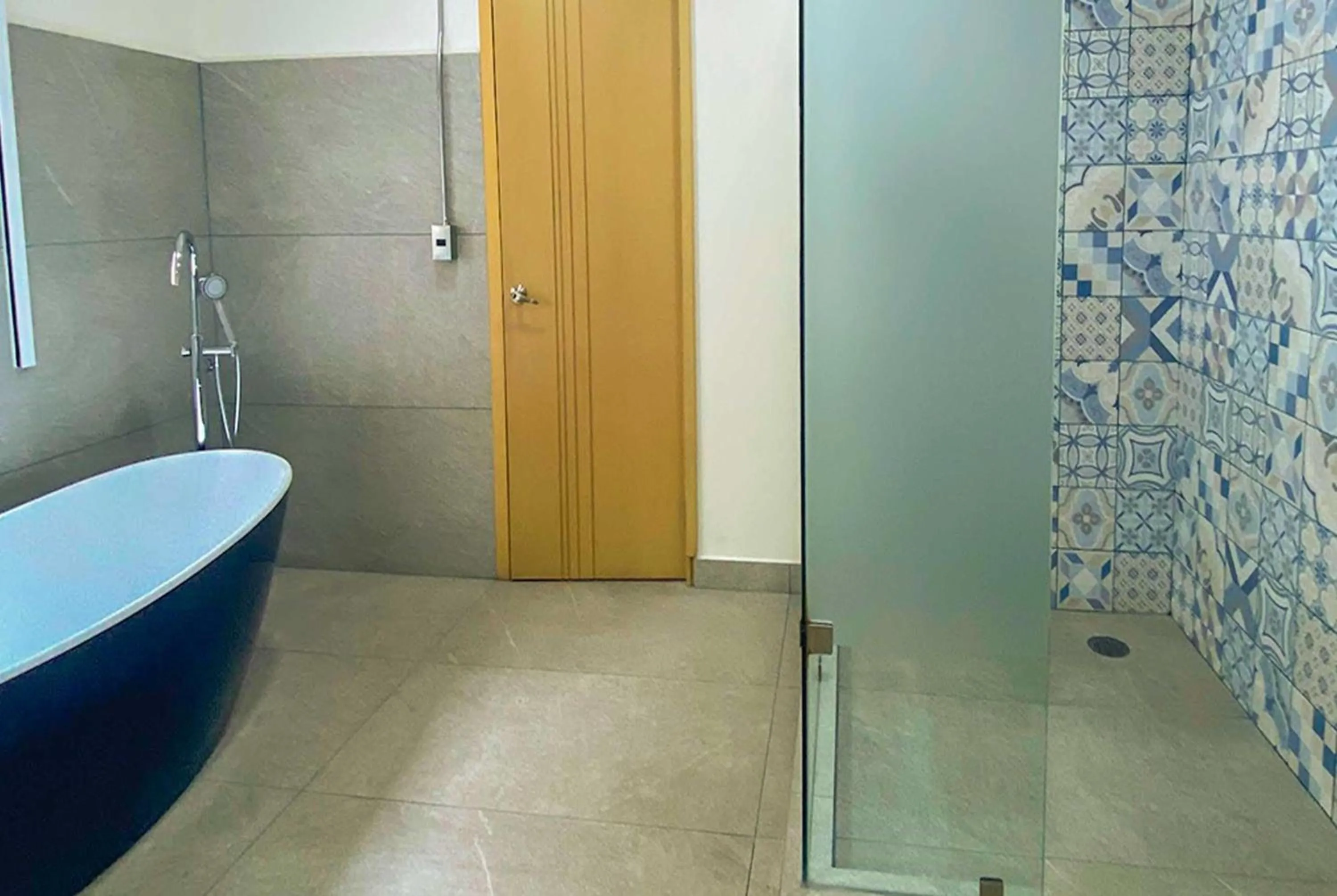 Bathroom in Hotel Estancias VIVE MX wtc CDMX, Trademark by Wyndham