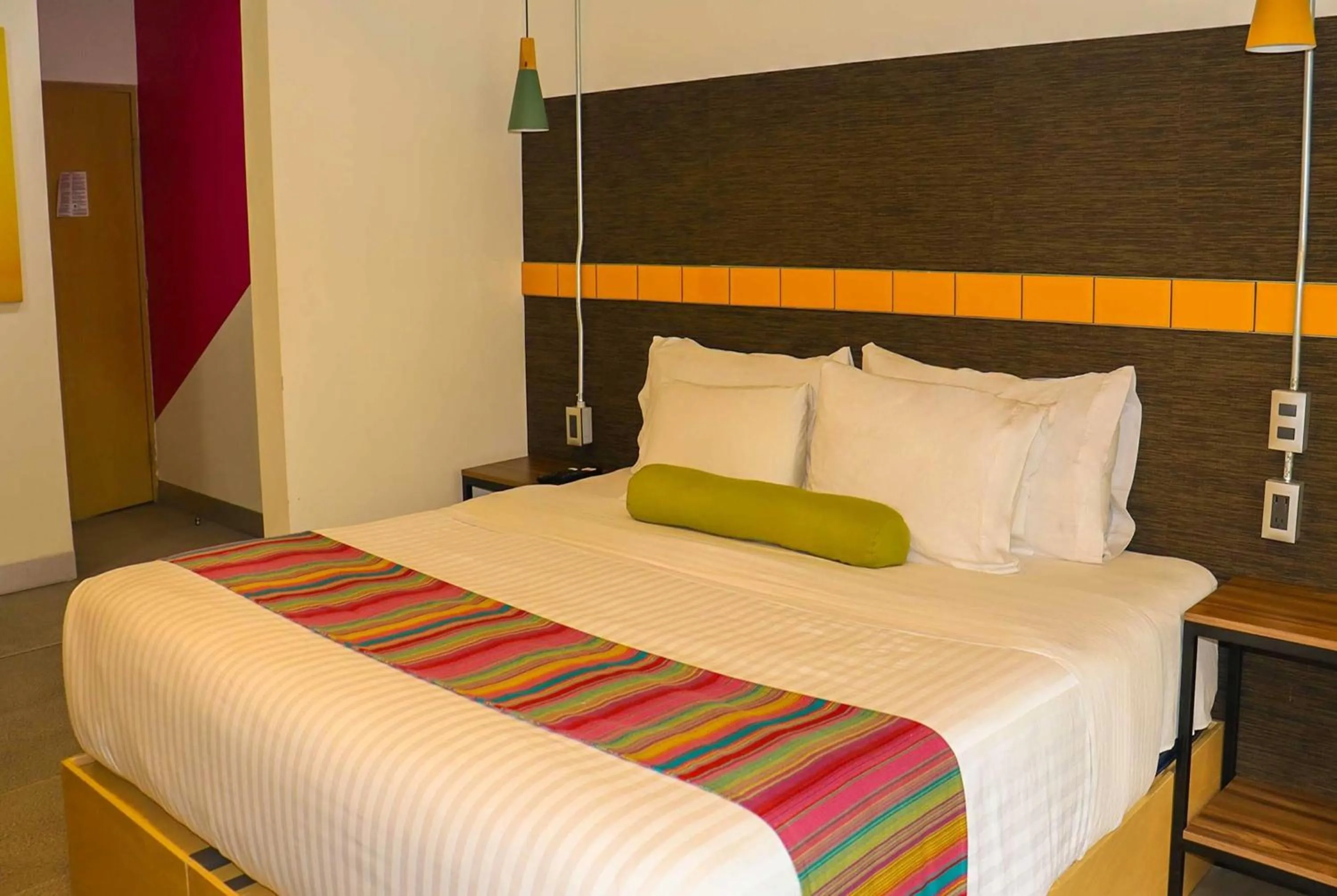 Photo of the whole room, Bed in Hotel Estancias VIVE MX wtc CDMX, Trademark by Wyndham