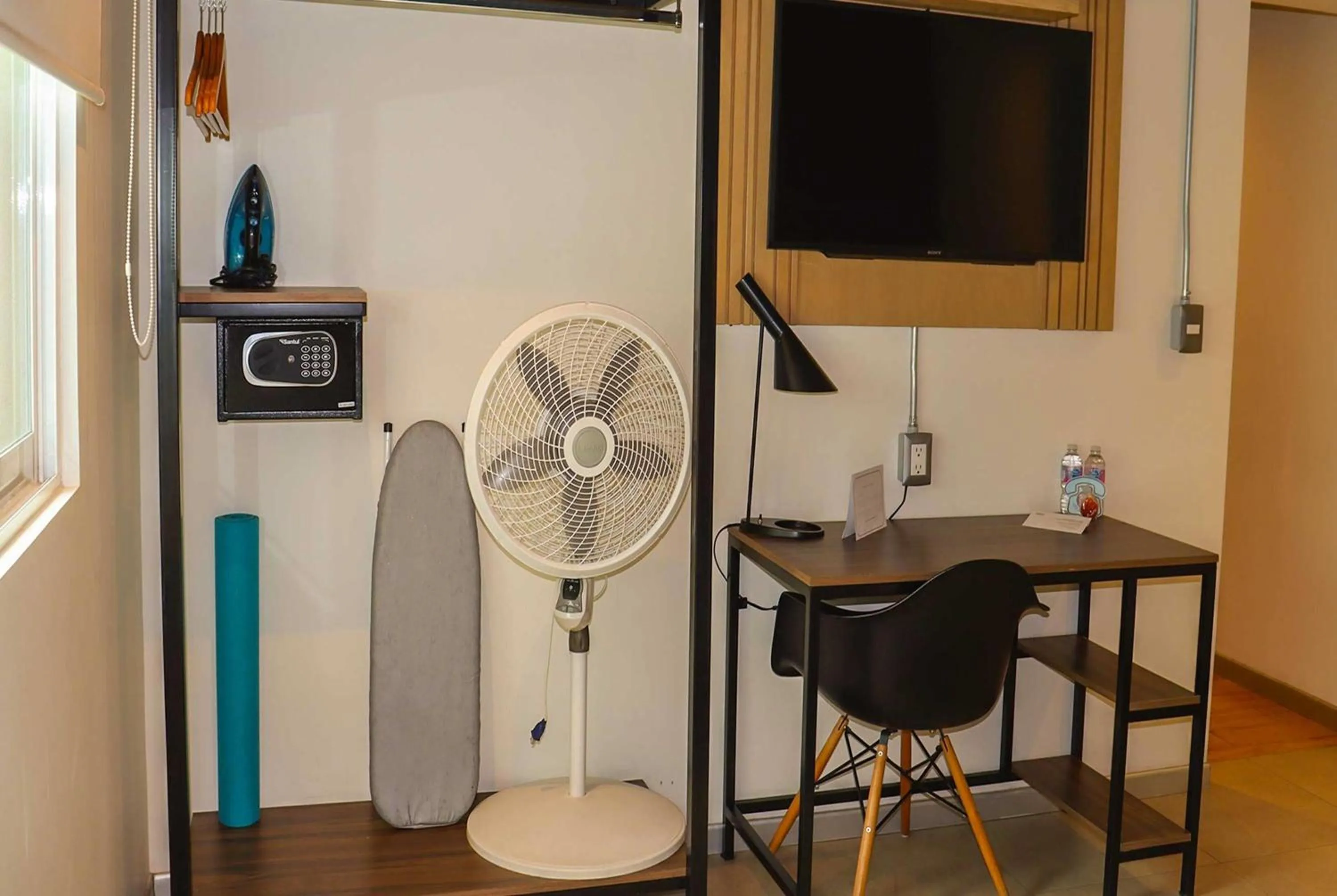 Photo of the whole room in Hotel Estancias VIVE MX wtc CDMX, Trademark by Wyndham