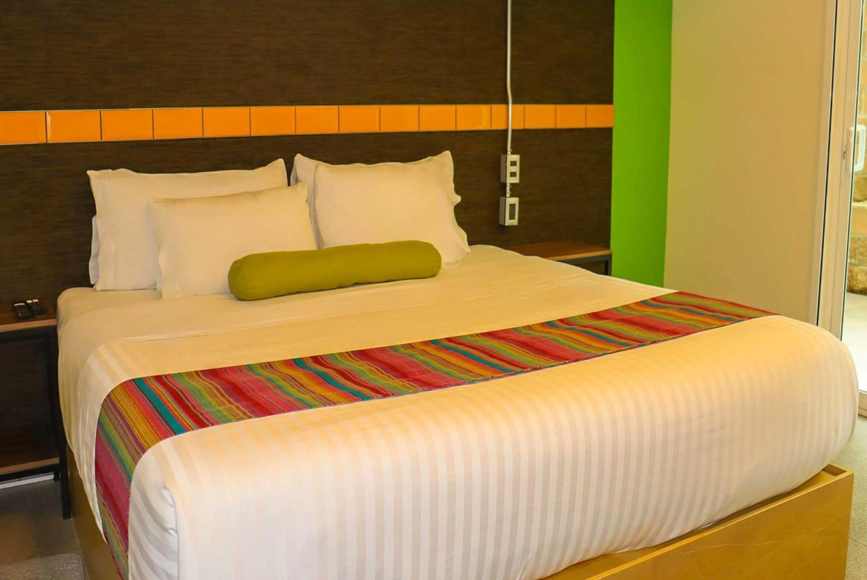 Photo of the whole room, Bed in Hotel Estancias VIVE MX wtc CDMX, Trademark by Wyndham