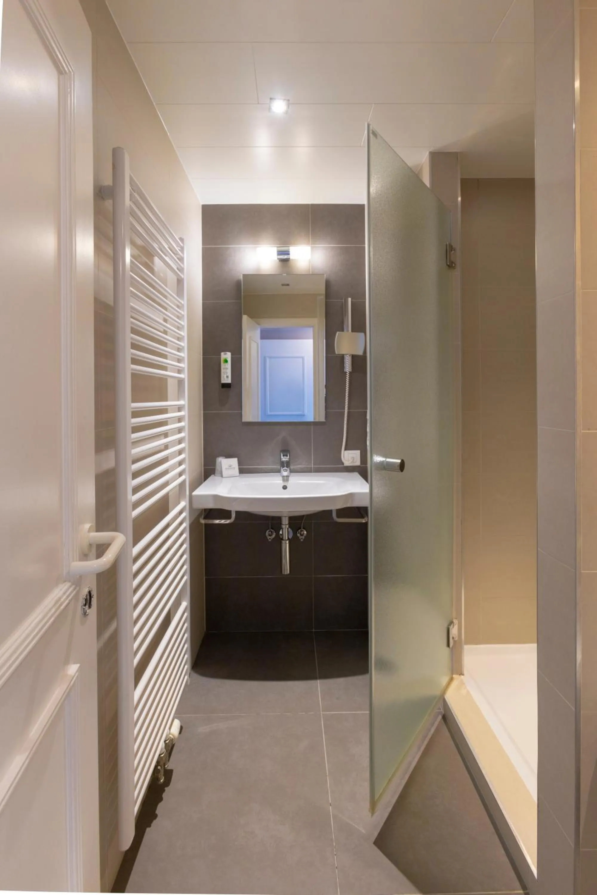 Shower in Hotel Auberge St. Pol