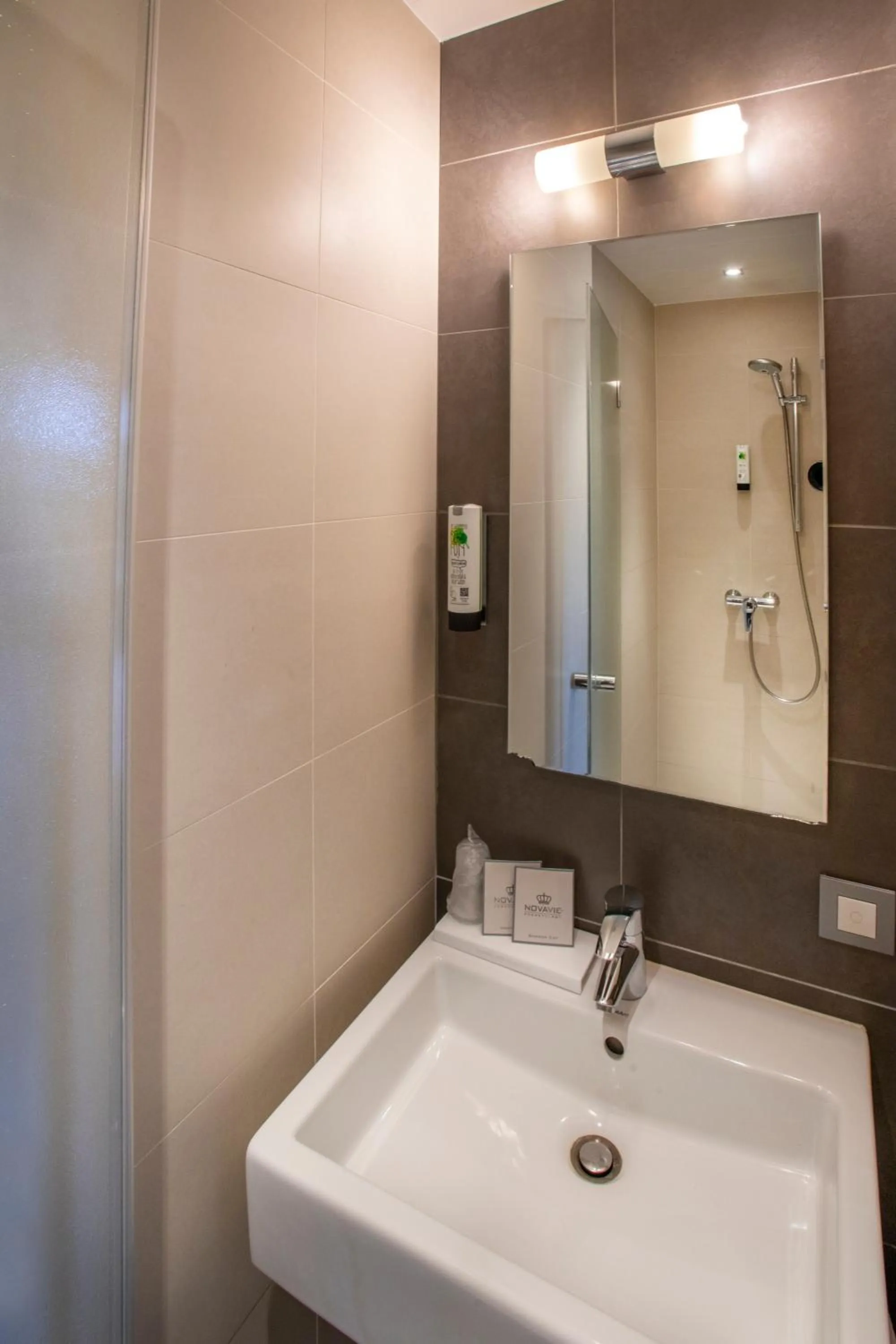 Shower in Hotel Auberge St. Pol