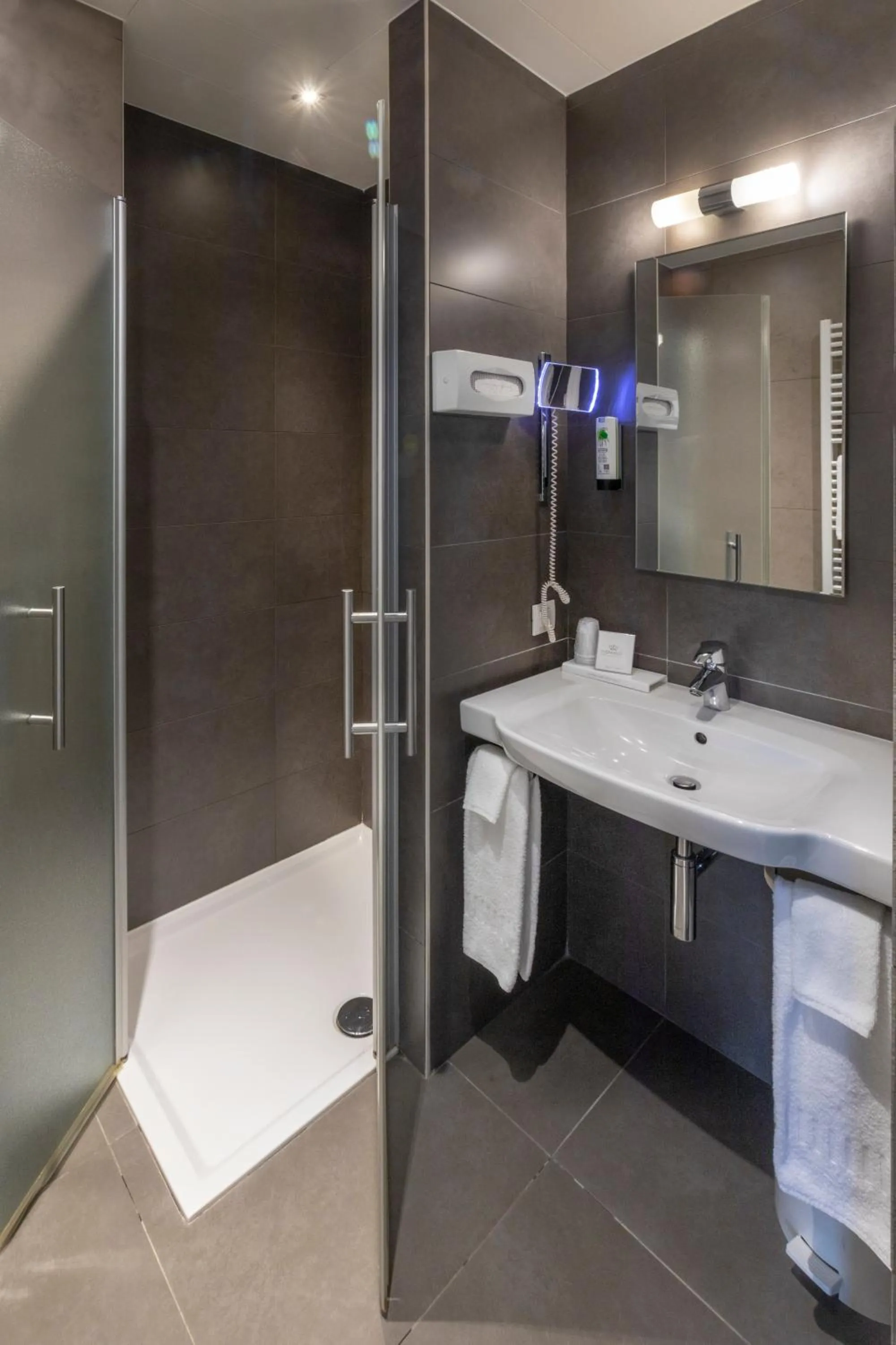 Shower in Hotel Auberge St. Pol