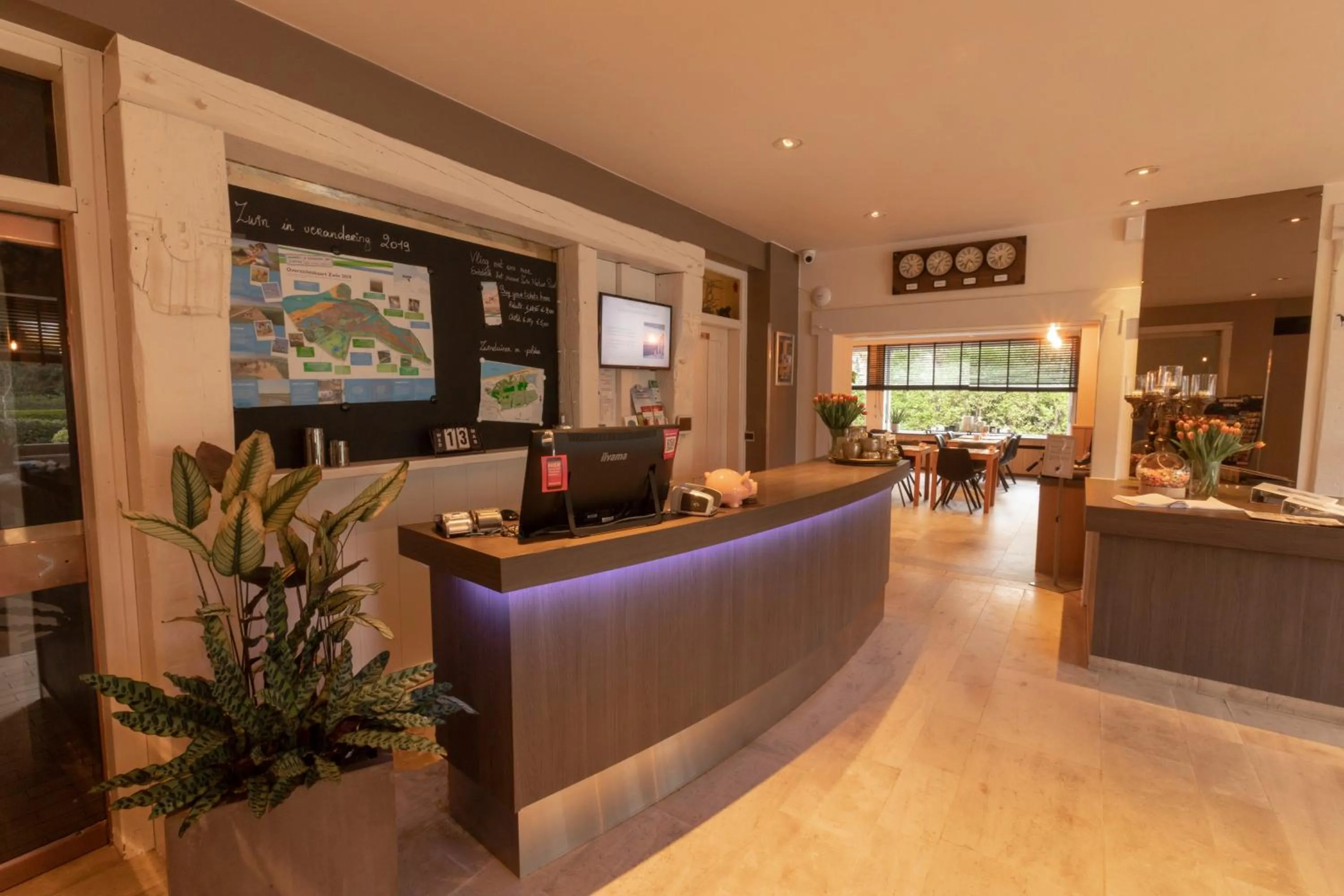 Lobby or reception in Hotel Auberge St. Pol