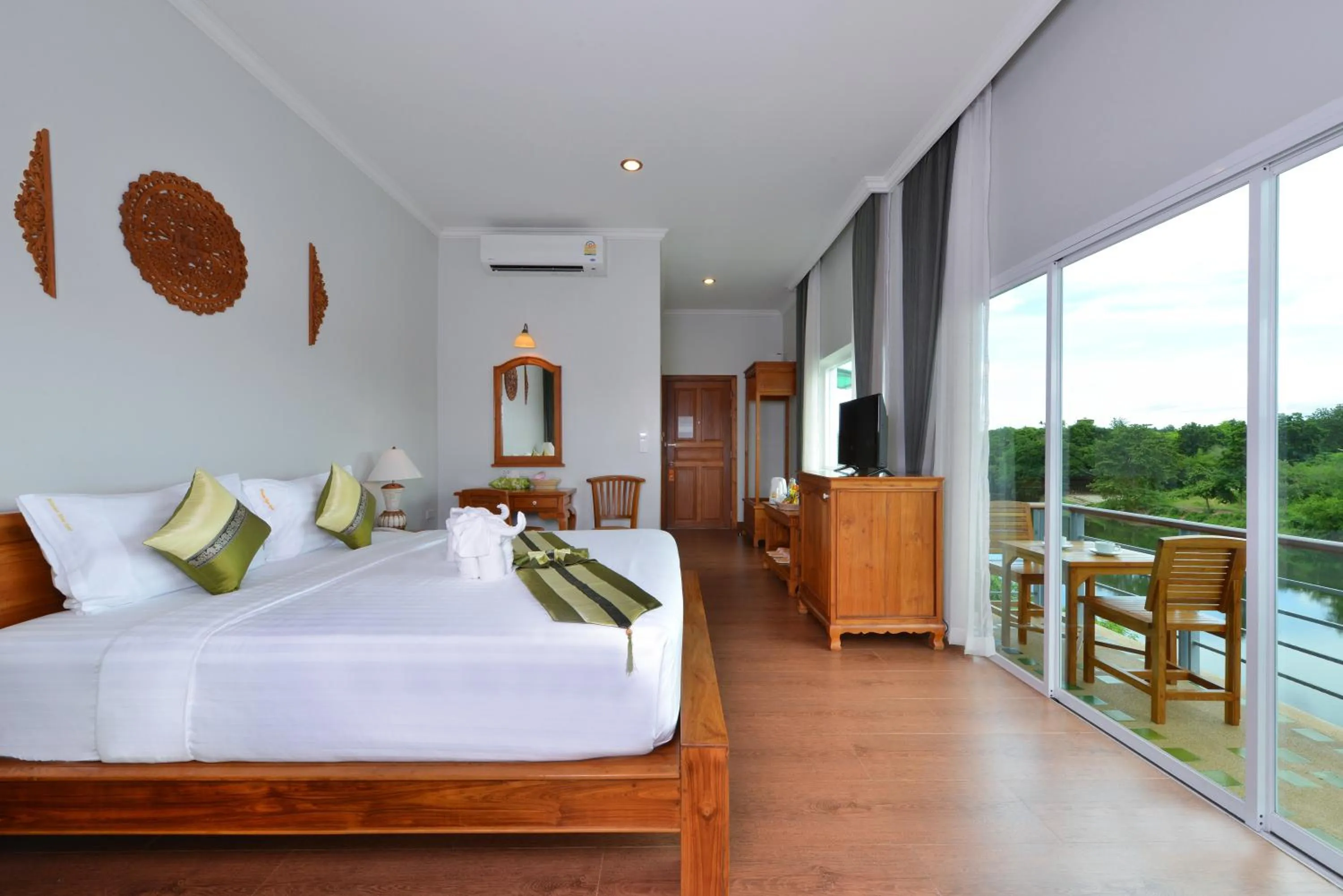 Balcony/Terrace, Bed in Princess River Kwai Hotel