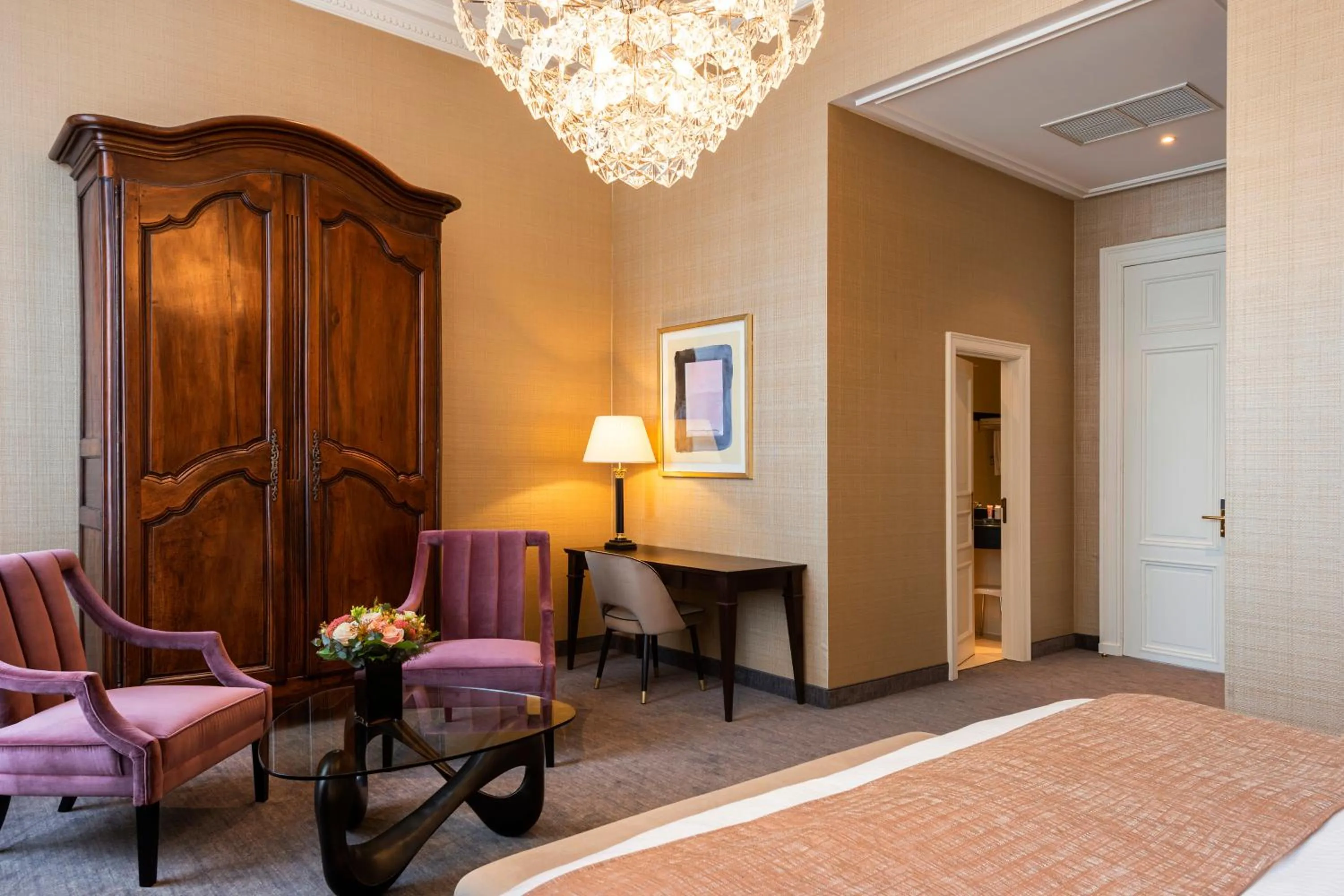 Seating area, Bed in Dukes' Arches Brugge - by Dukes' Hotel Collection