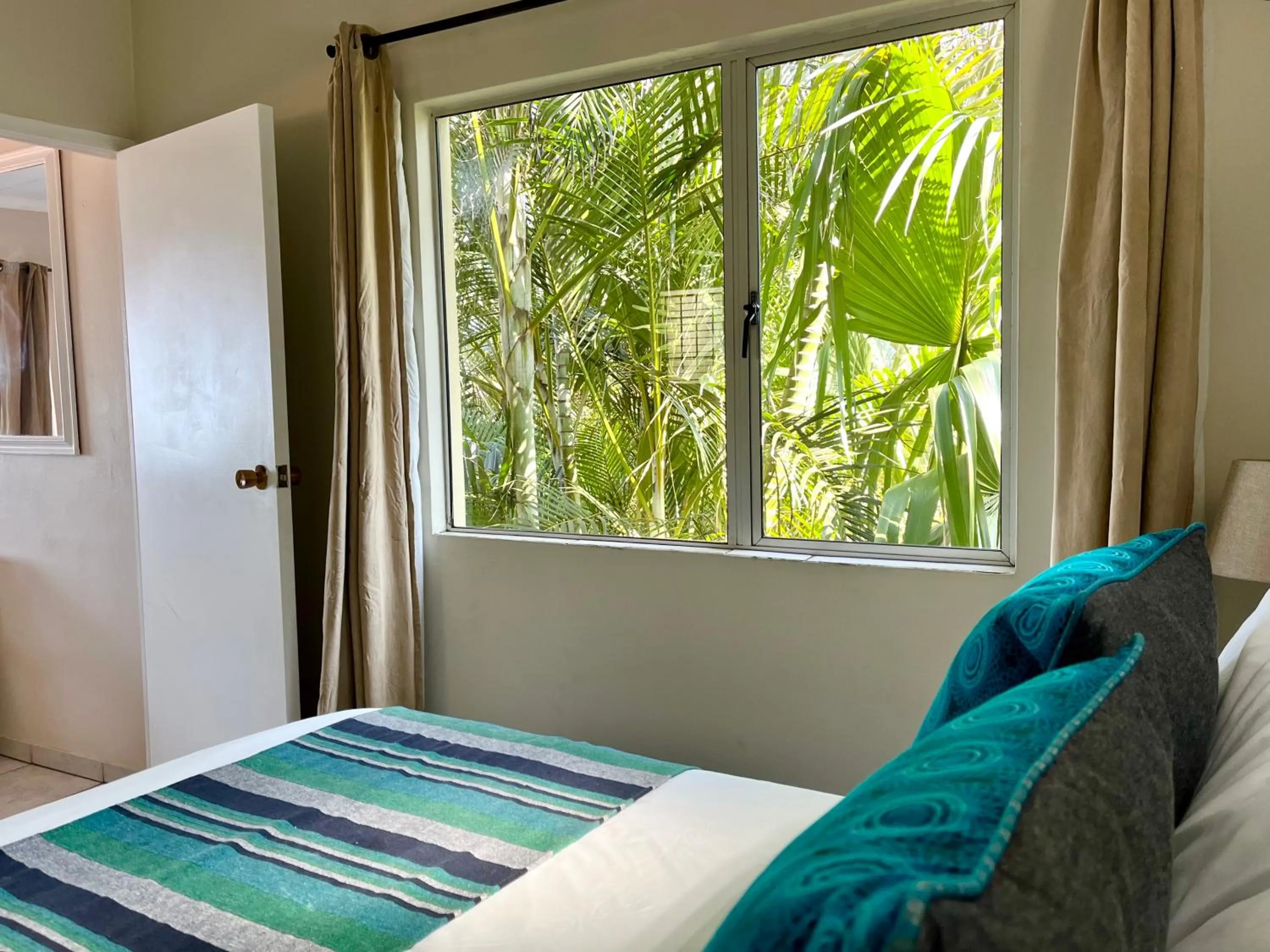 Bed in Ansteys Beach Self Catering Apartments