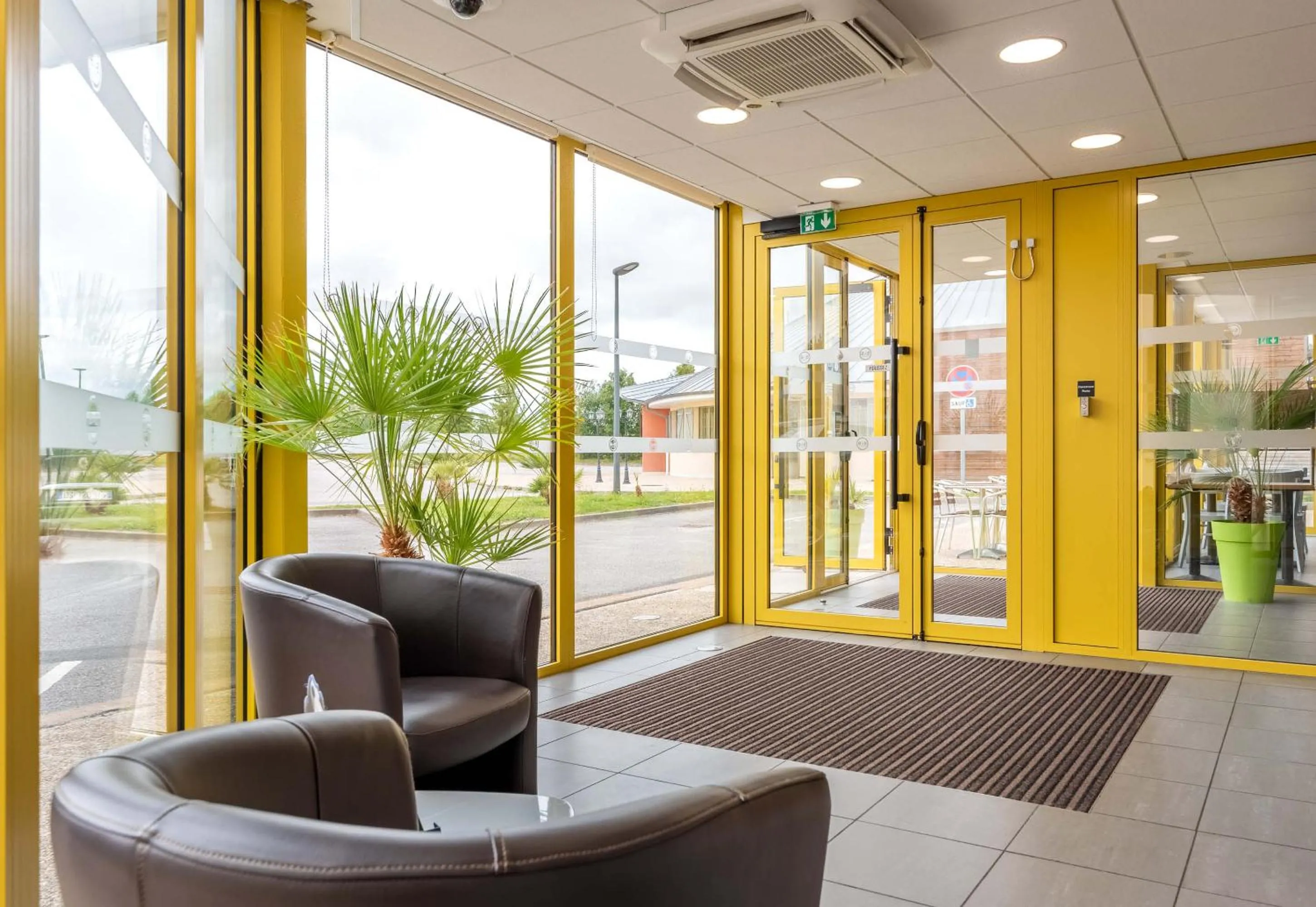 Lobby or reception in B&B HOTEL Yvetot