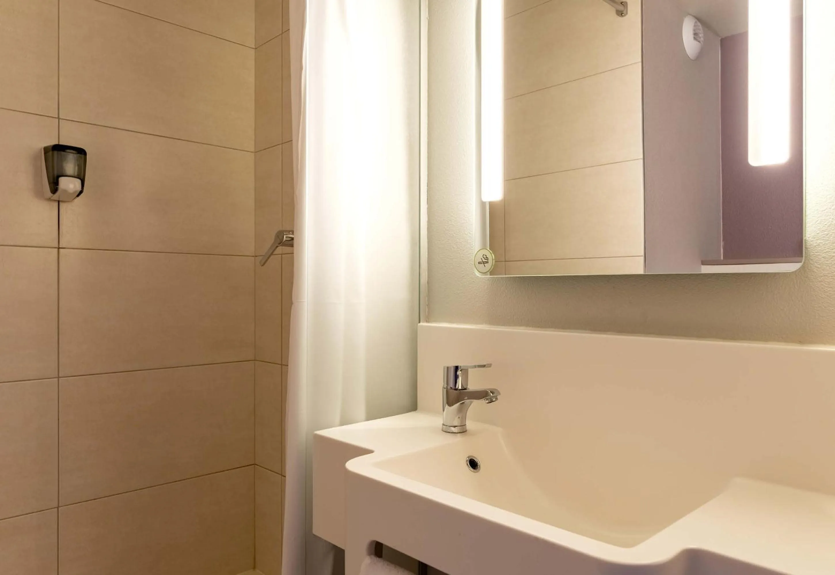 Bathroom in B&B HOTEL Yvetot