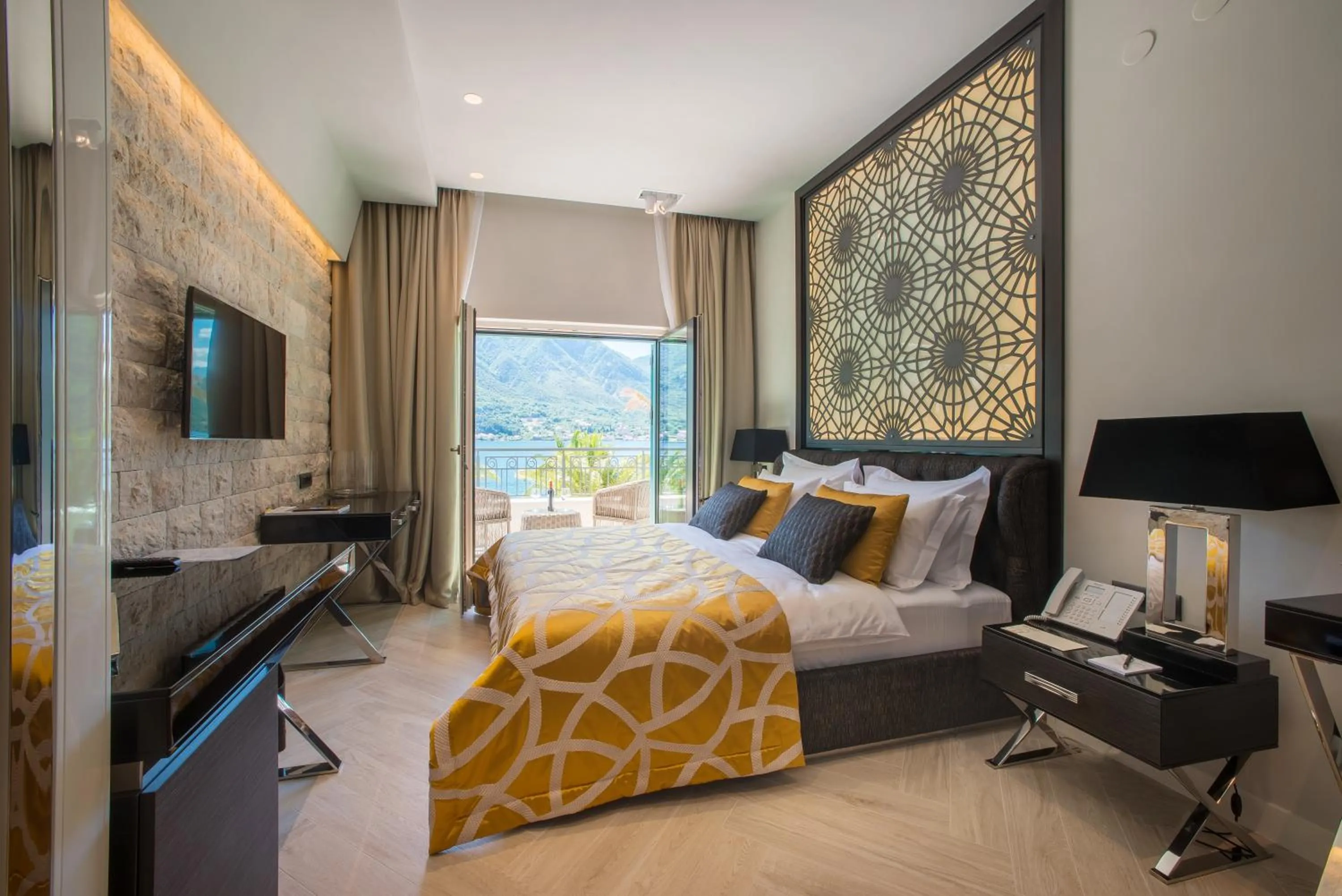 Balcony/Terrace, Bed in Hotel Forza Terra