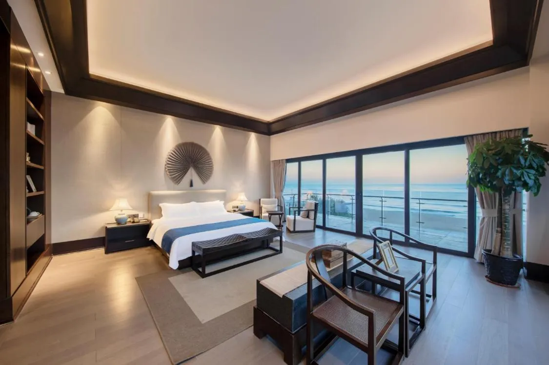 Bed in Howard Johnson Sandalwoods Resort Huizhou