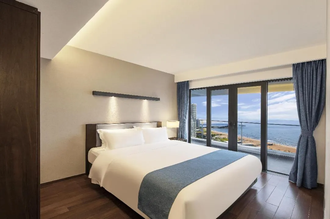 Bed in Howard Johnson Sandalwoods Resort Huizhou