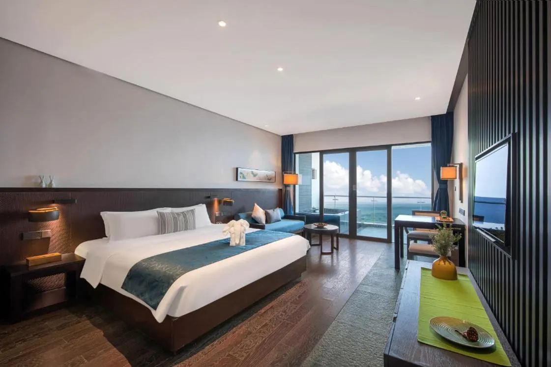 Bed in Howard Johnson Sandalwoods Resort Huizhou