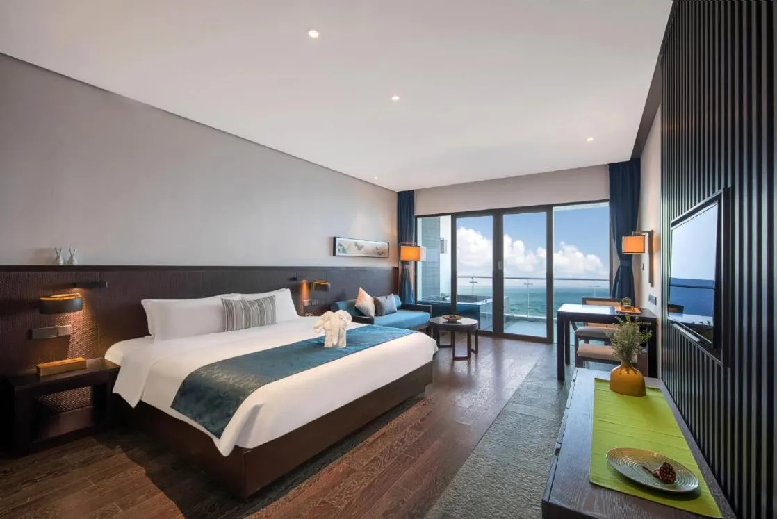 Bed in Howard Johnson Sandalwoods Resort Huizhou