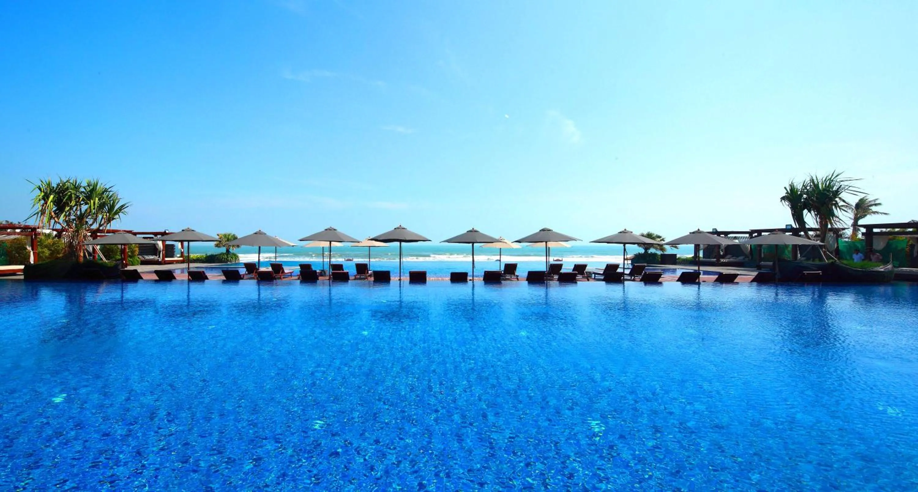 Swimming pool in Howard Johnson Sandalwoods Resort Huizhou