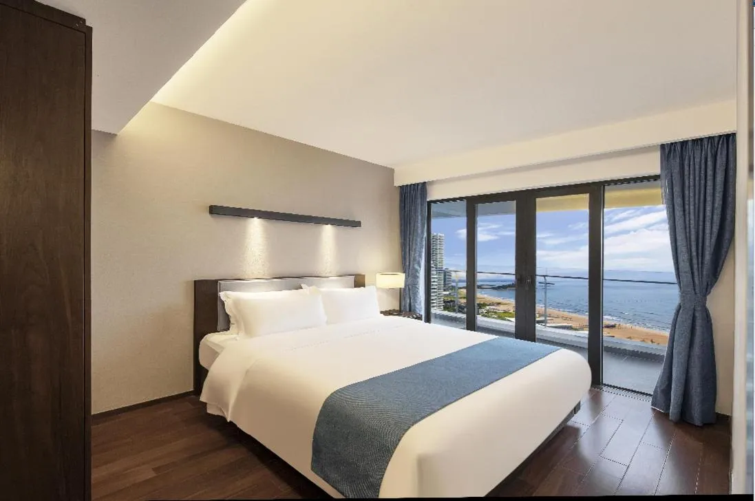 Bed in Howard Johnson Sandalwoods Resort Huizhou