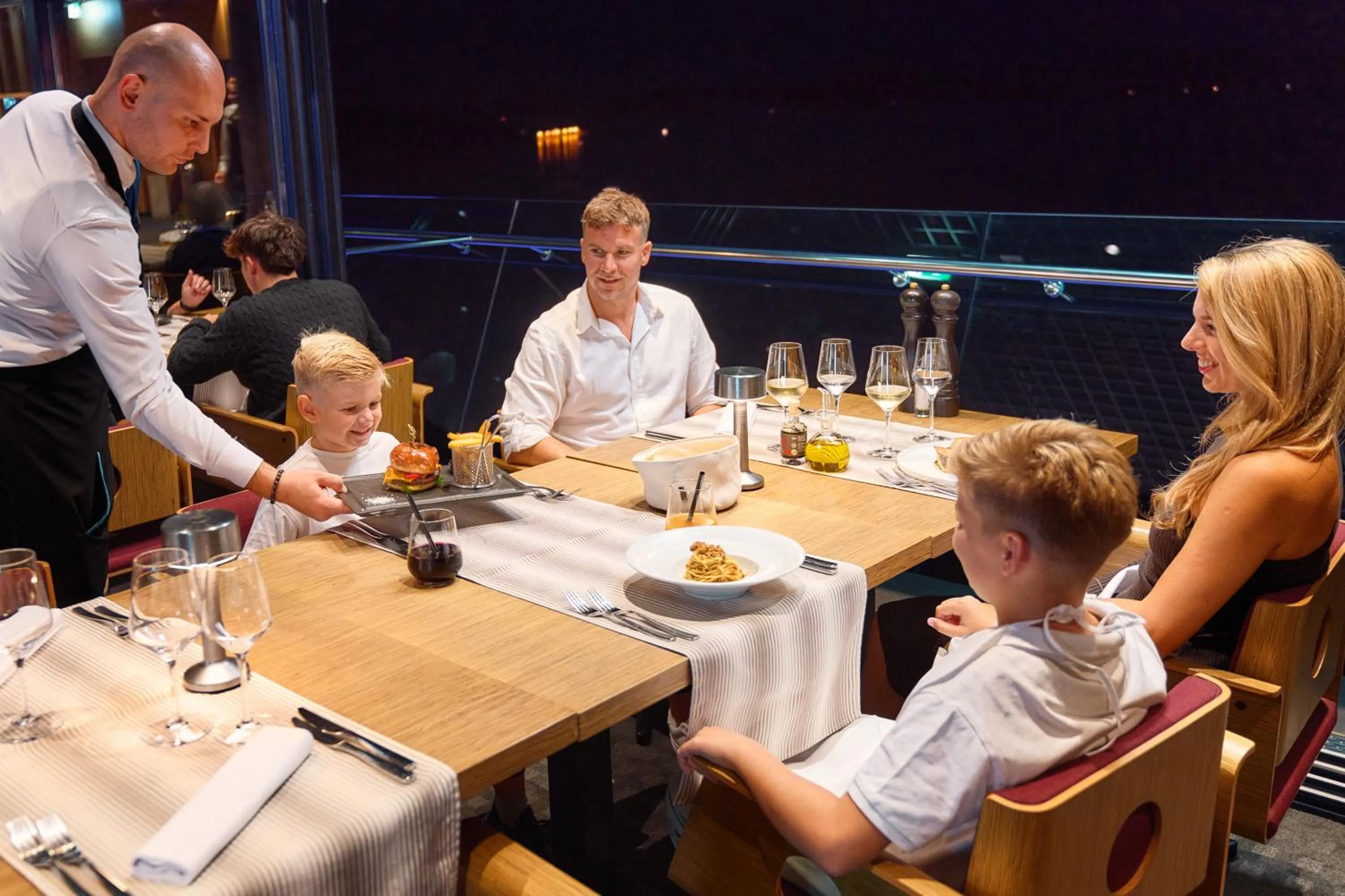 Restaurant/places to eat in Hotel Olympia Sky