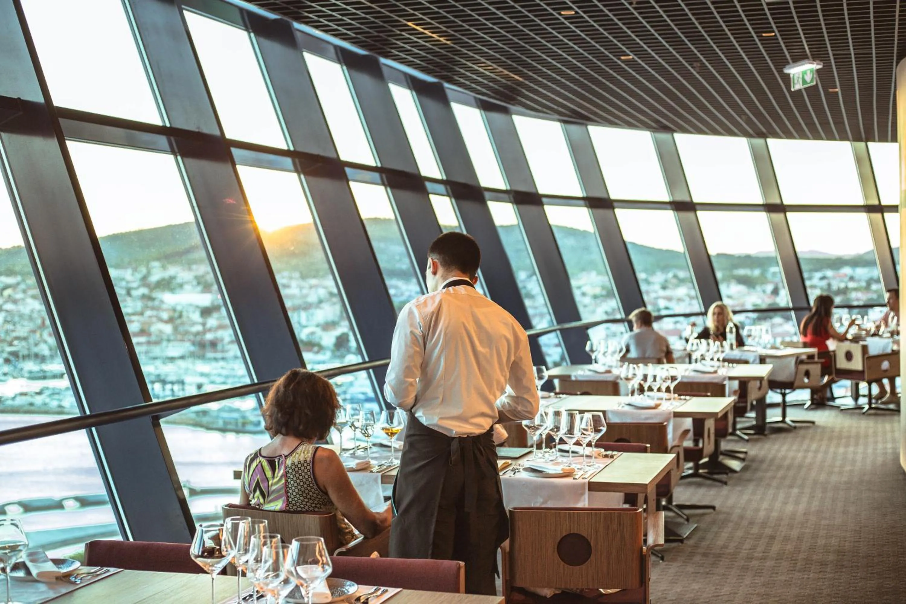 Restaurant/places to eat in Hotel Olympia Sky