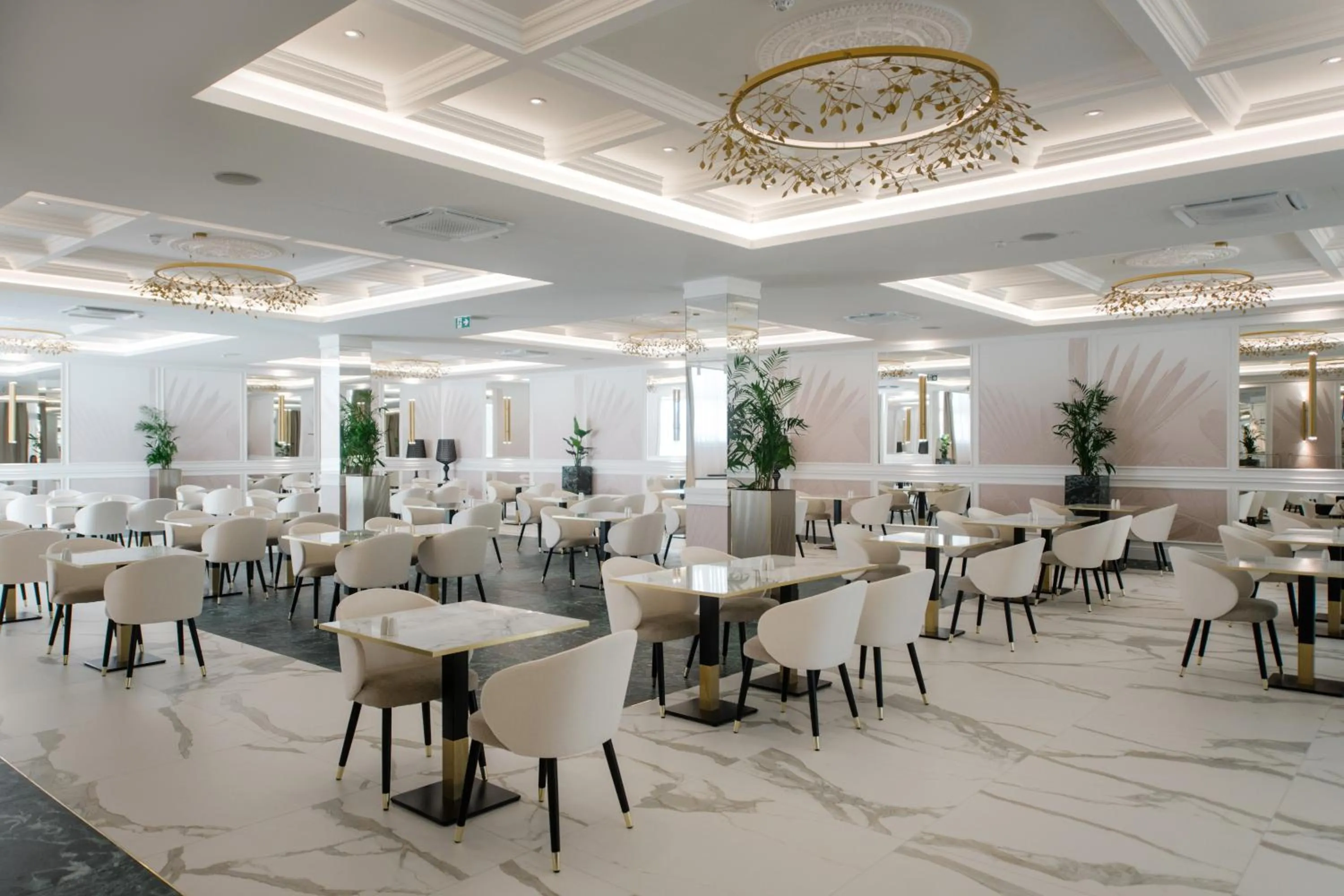 Restaurant/places to eat in Hotel Olympia Sky