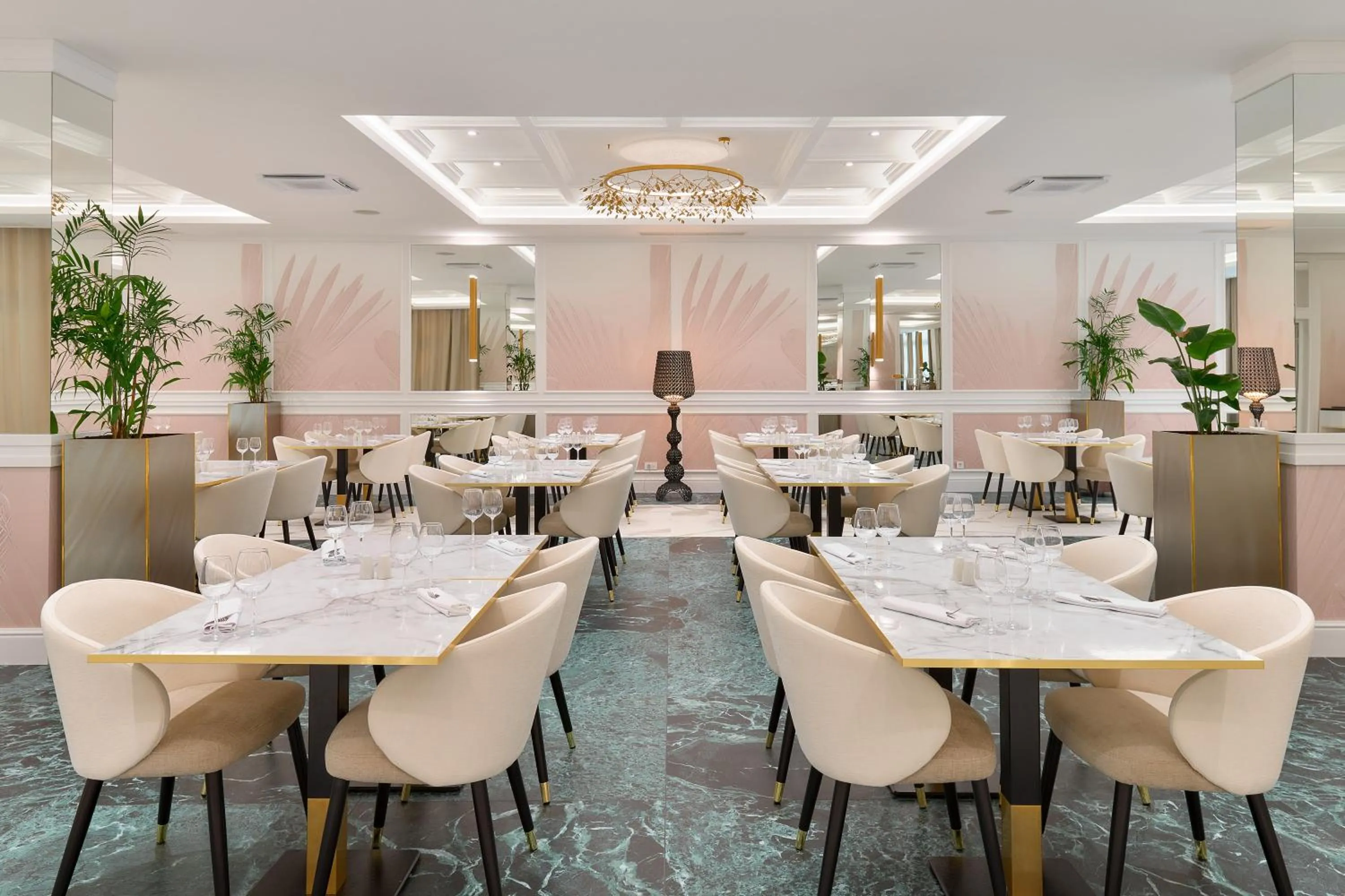 Restaurant/places to eat in Hotel Olympia Sky