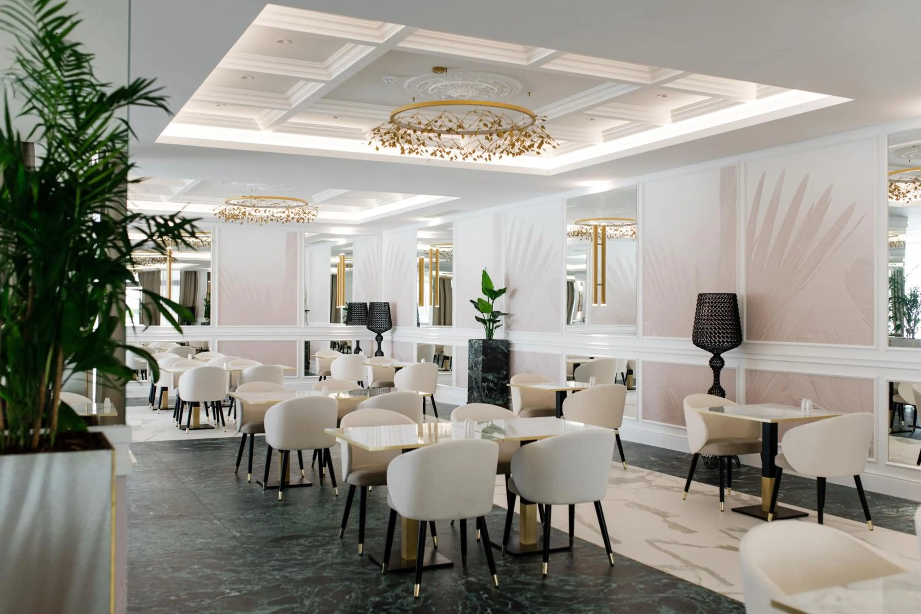 Restaurant/places to eat in Hotel Olympia Sky