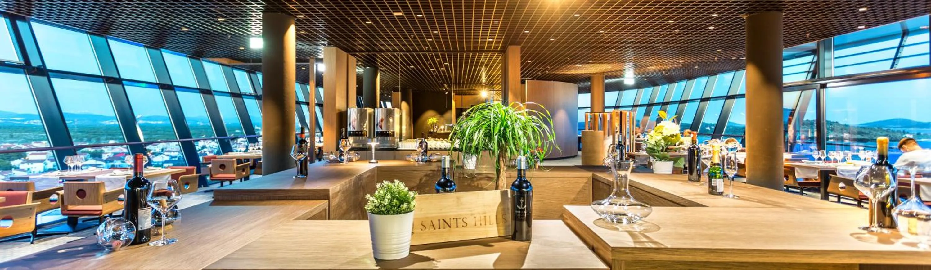 Restaurant/places to eat in Hotel Olympia Sky