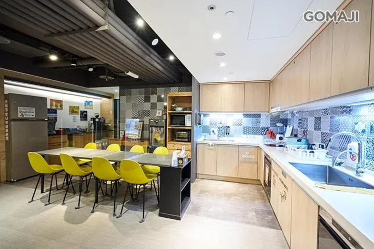 Communal kitchen in Taiwan Youth Hostel & Capsule Hotel