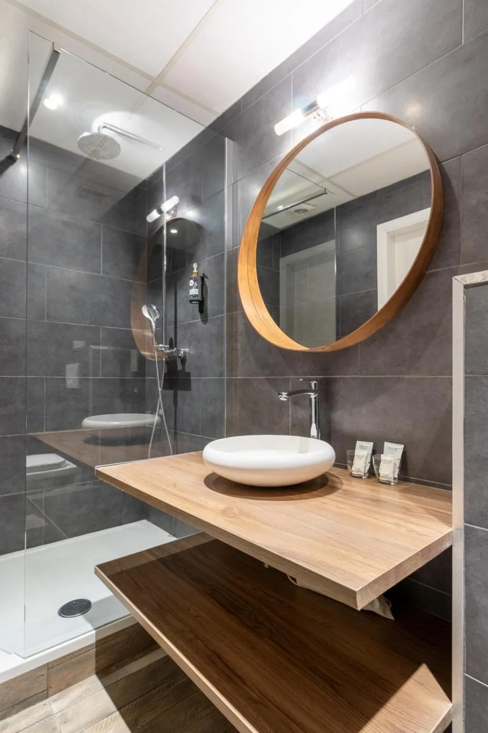 Shower in Hotel Montovani