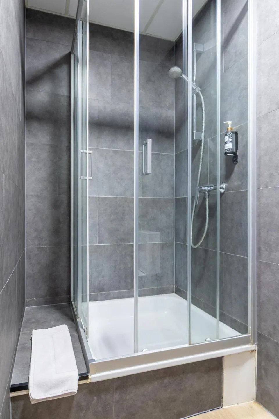Shower in Hotel Montovani