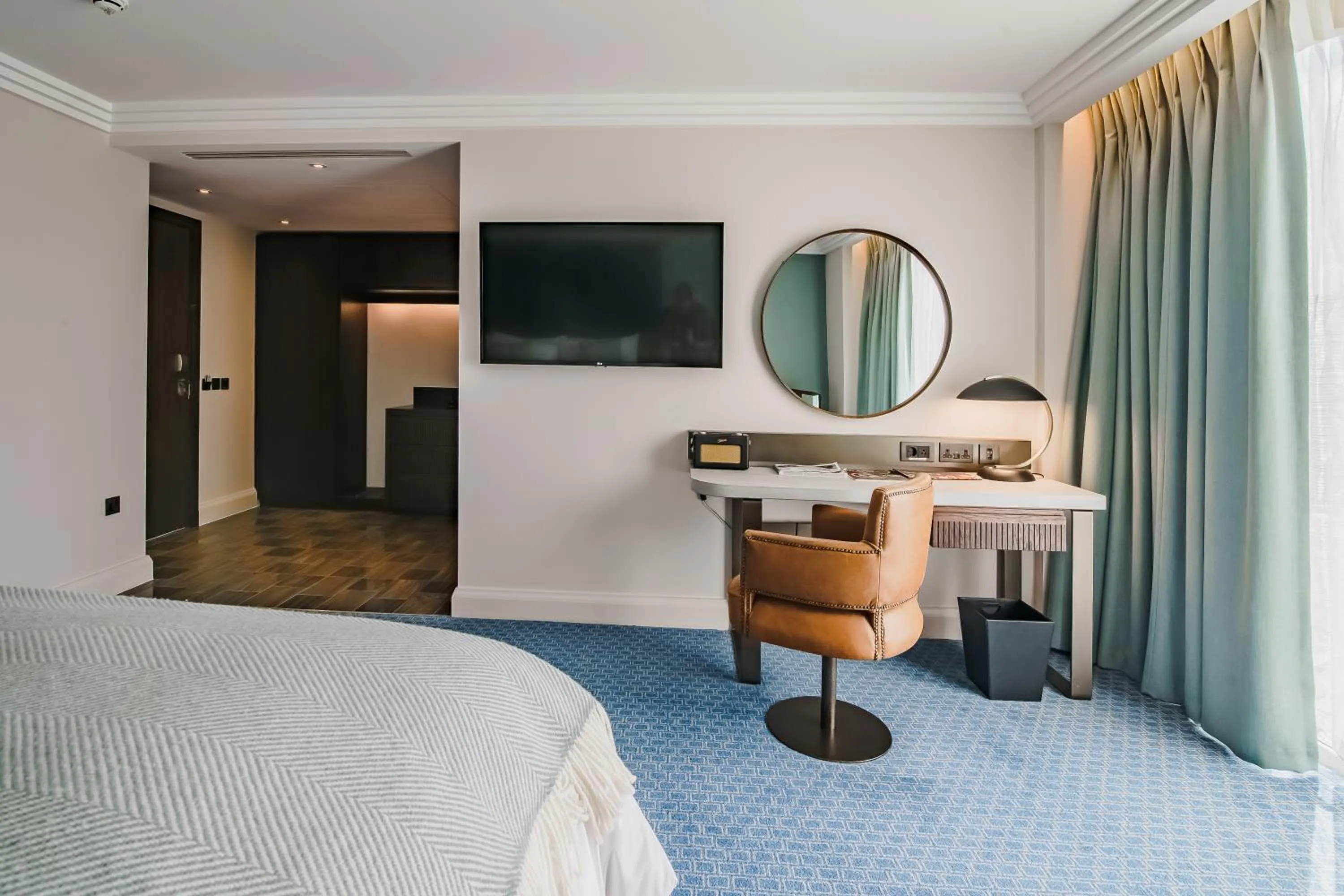 TV and multimedia, Bed in Clayton Hotel Cambridge