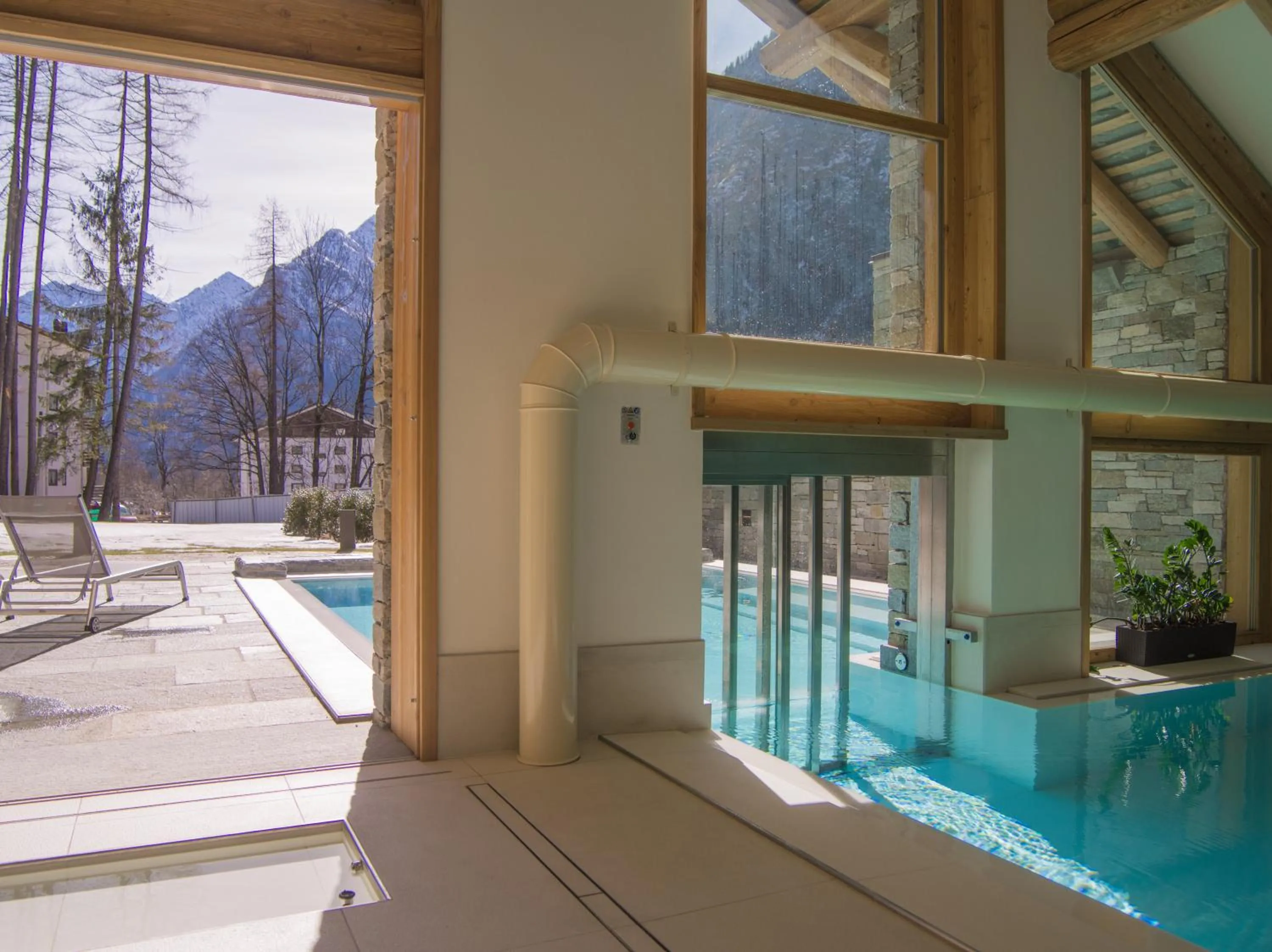 Swimming pool in Alagna Mountain Resort & SPA