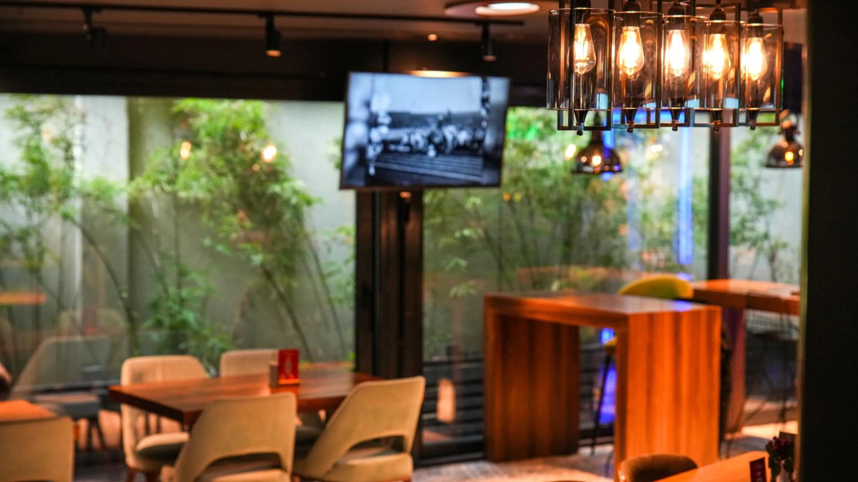 Restaurant/places to eat in Milord Hotel