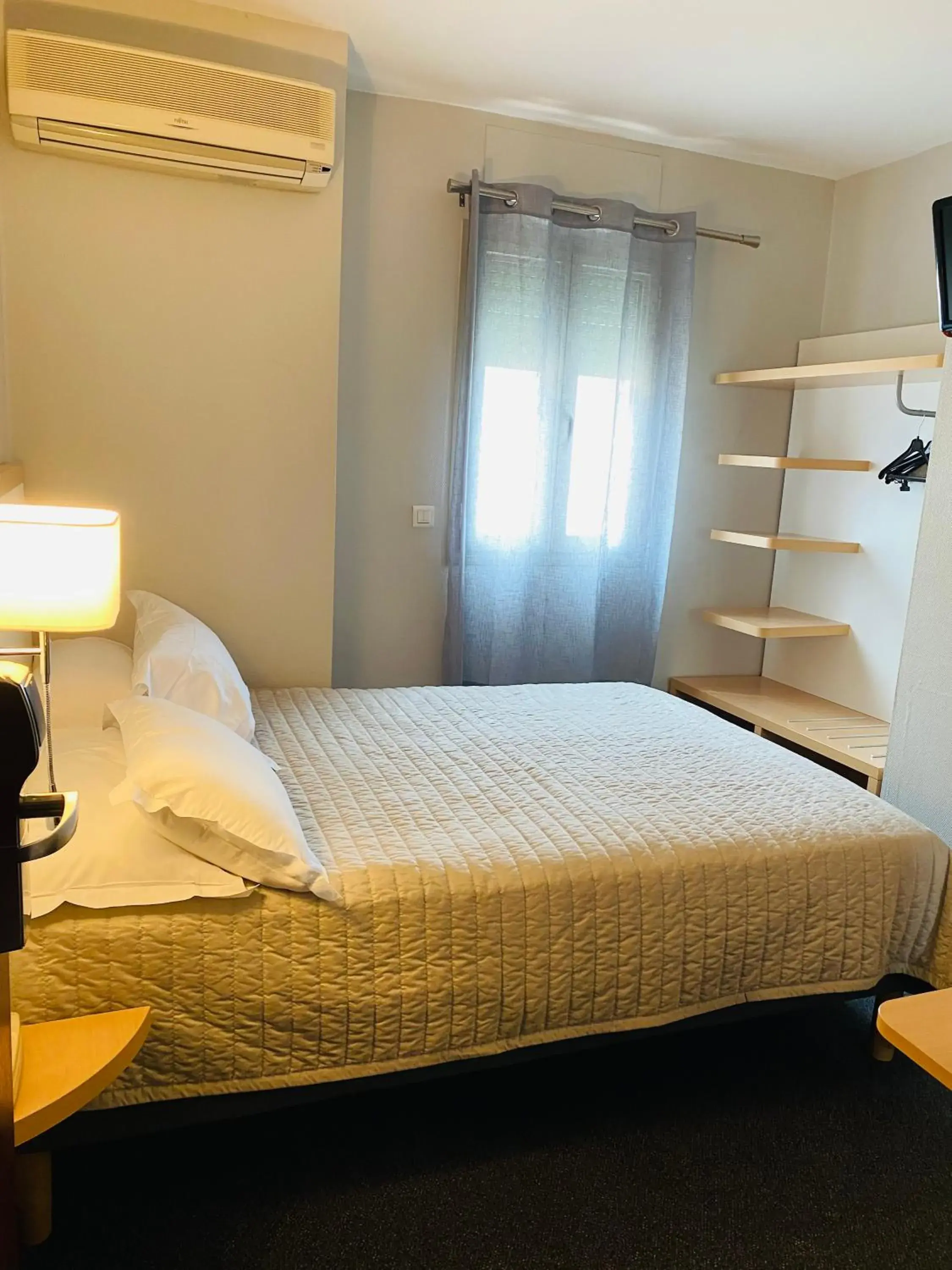 Small Double Room in Hôtel Restaurant Atrachjata Small Double Room in Hôtel Restaurant Atrachjata