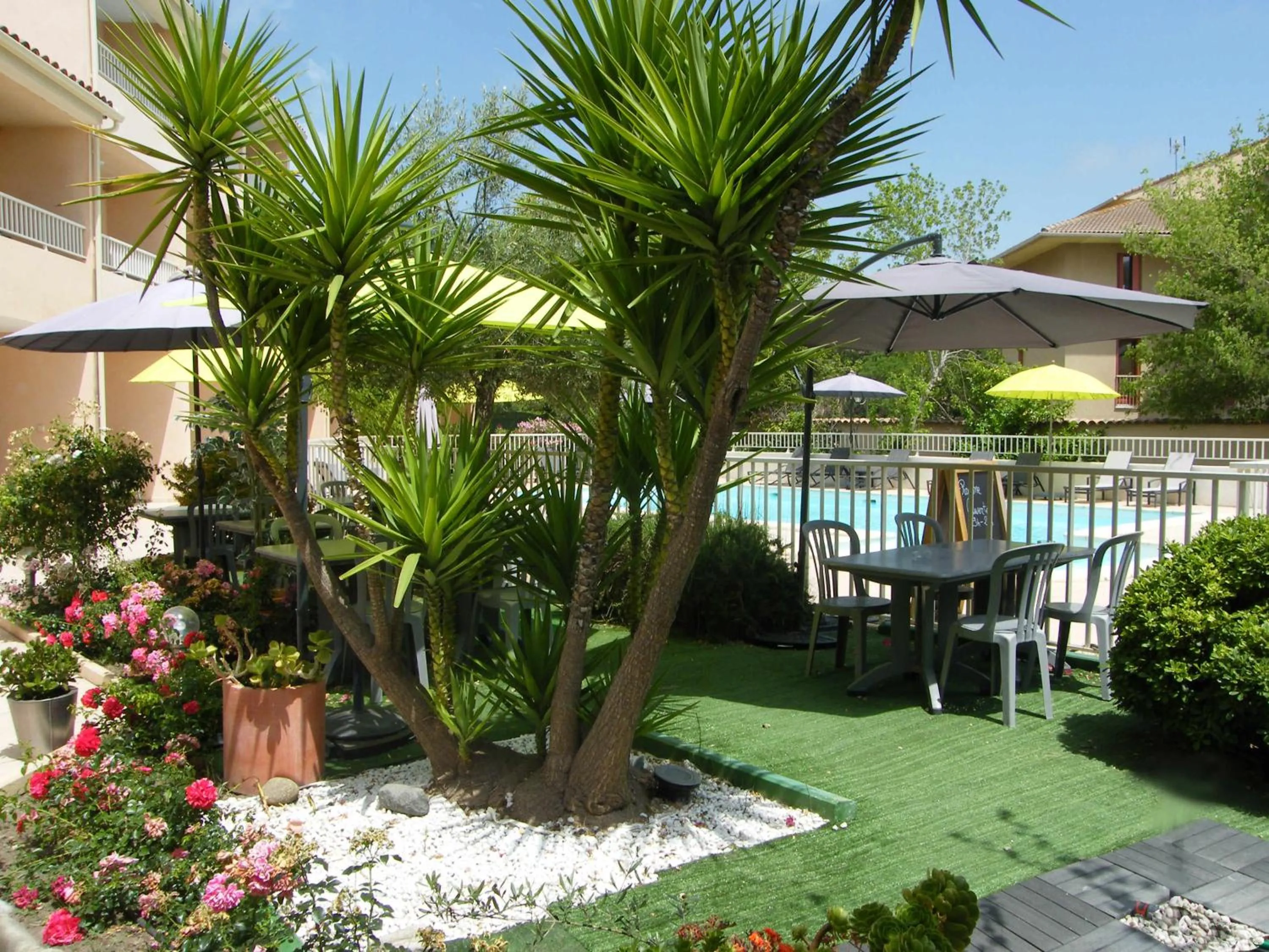 Patio in Hôtel Restaurant L' Empereur