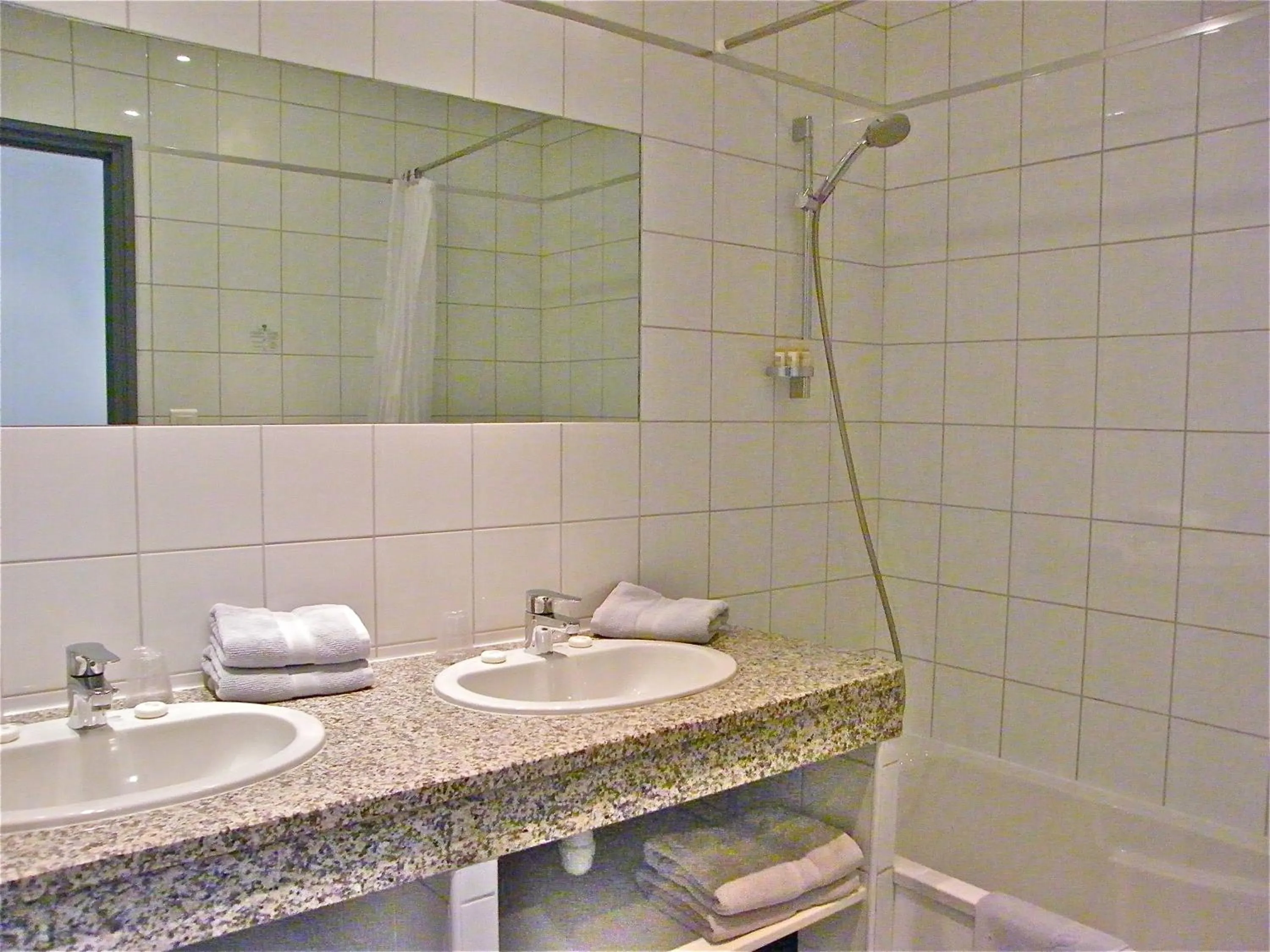 Bathroom in Hôtel Restaurant L' Empereur