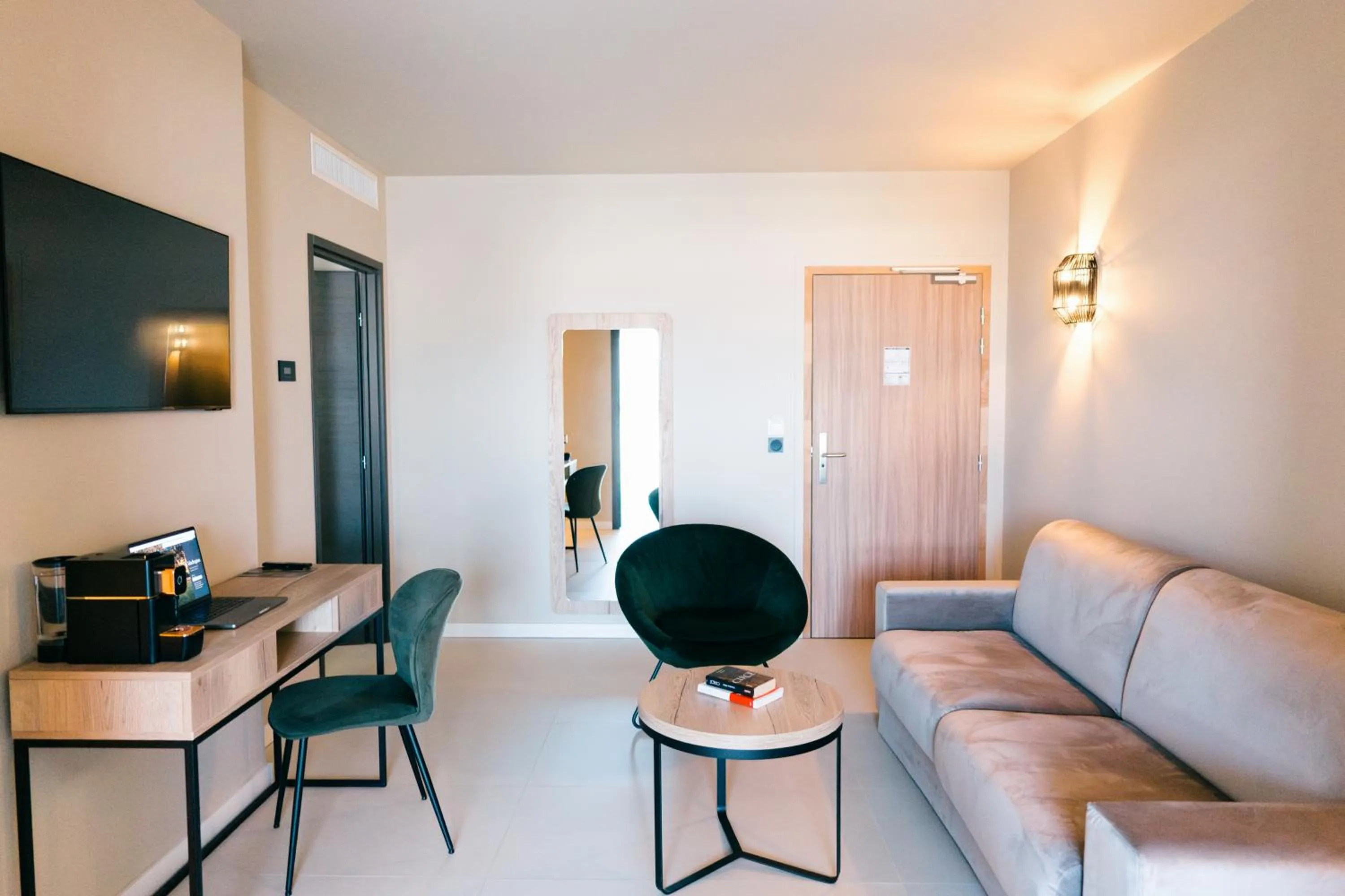 Living room in Hôtel Spa Restaurant La Madrague