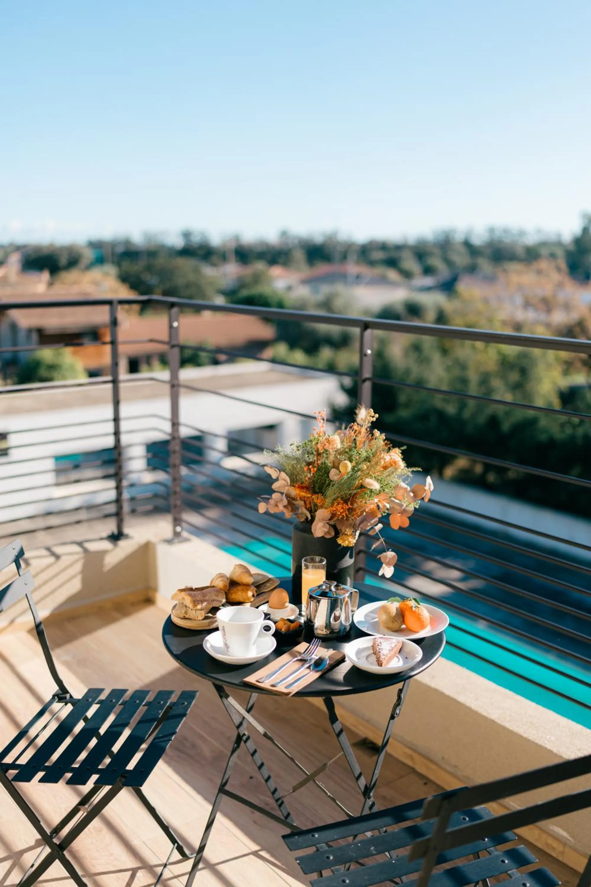 Patio in Hôtel Spa Restaurant La Madrague
