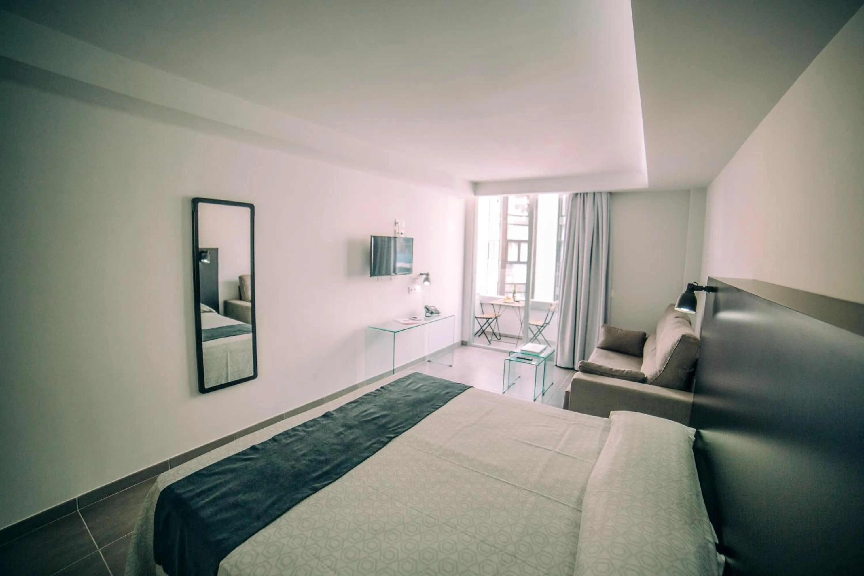 Photo of the whole room, Bed in Mannix Urban Apartments